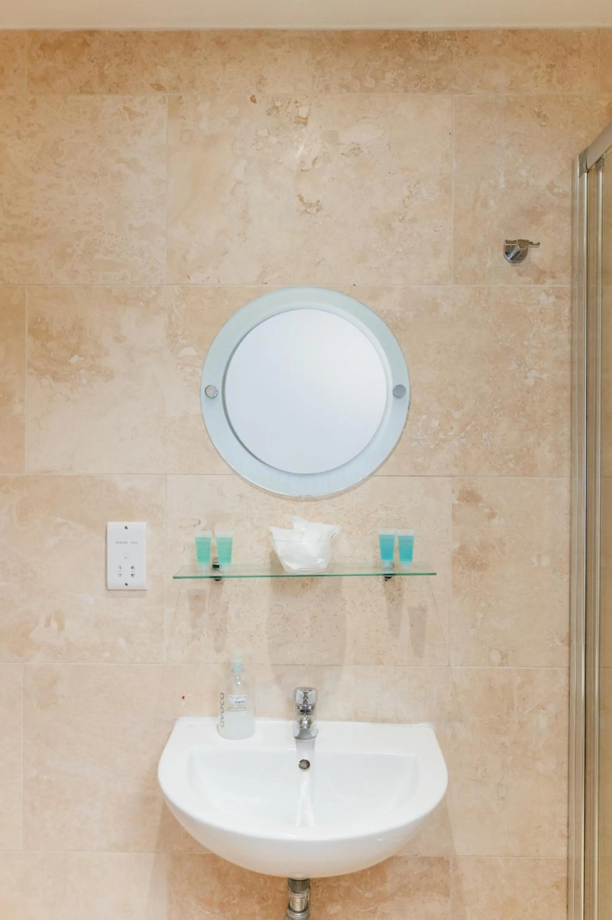 Bathroom in Deangate Motel