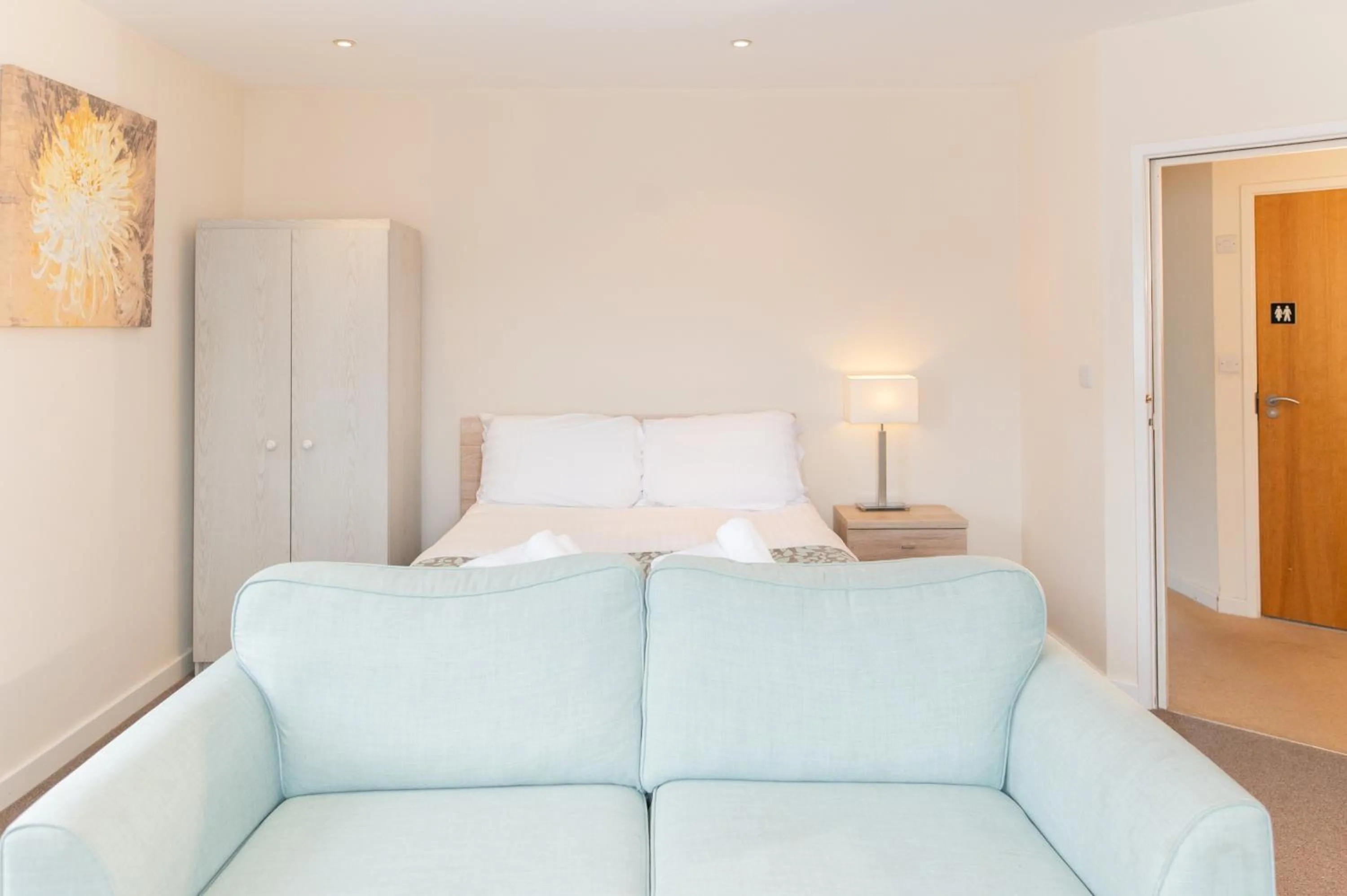 Seating area, Bed in Deangate Motel