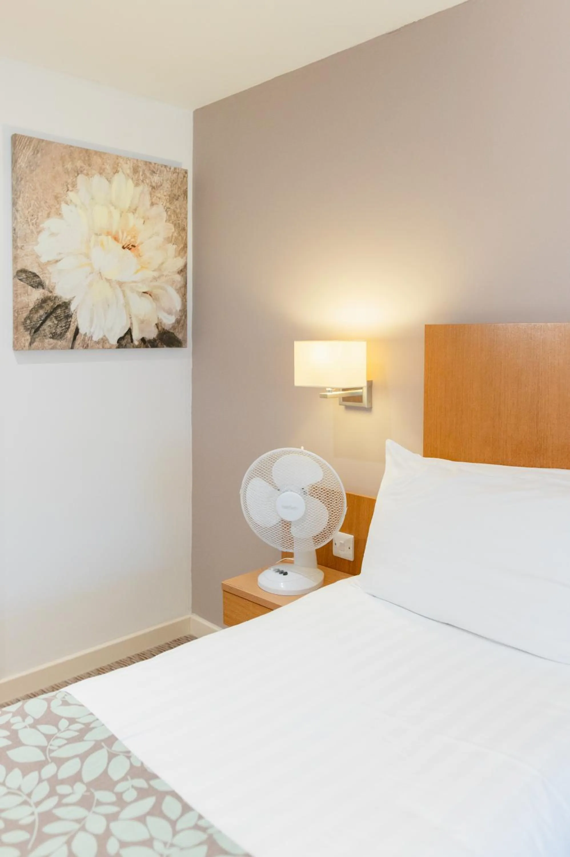 Bed in Deangate Motel