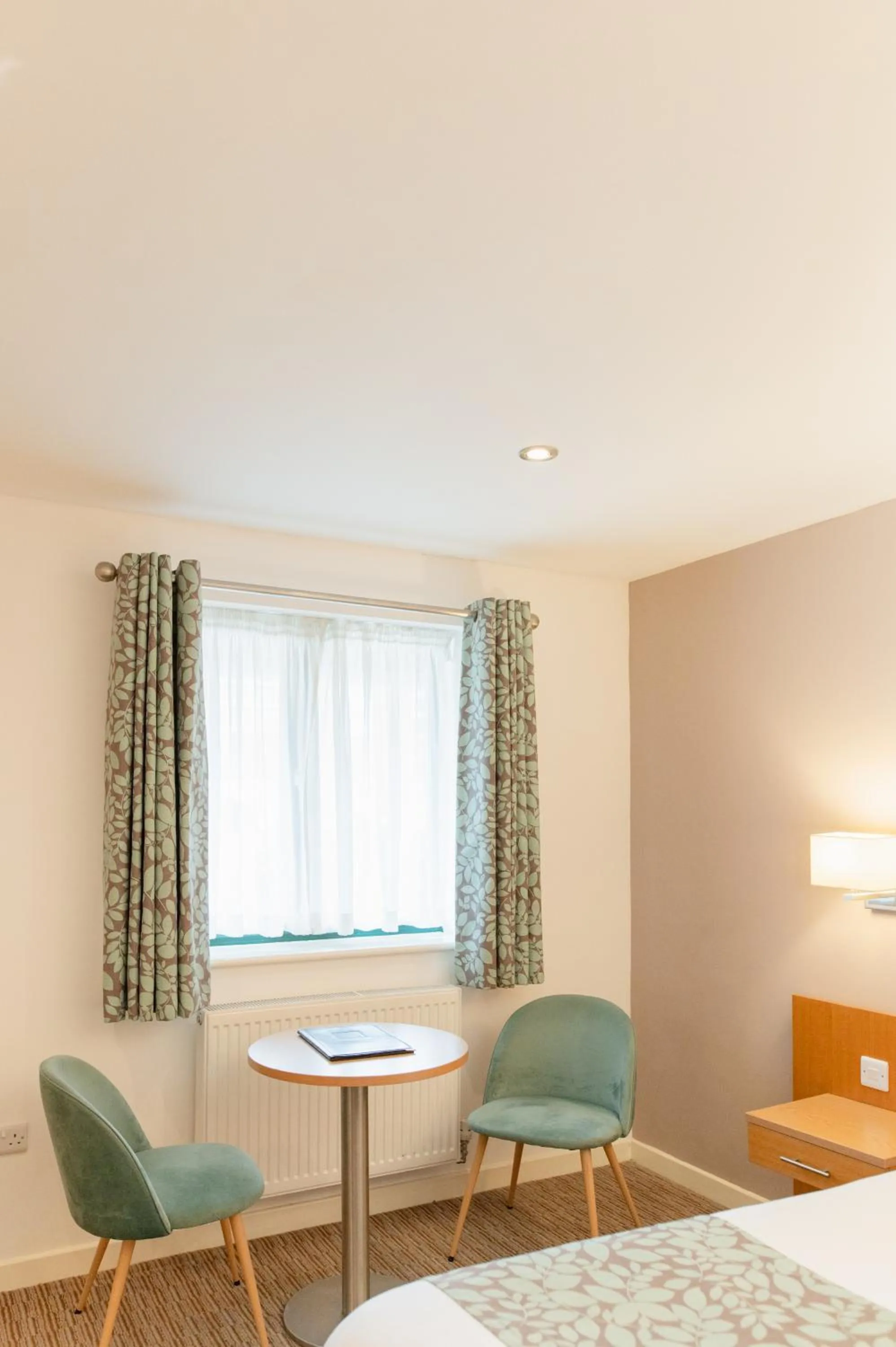 Seating area, Bed in Deangate Motel