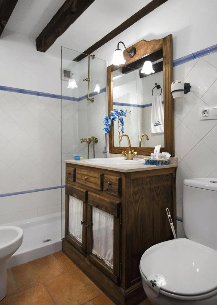Bathroom in La Casa de los Soportales