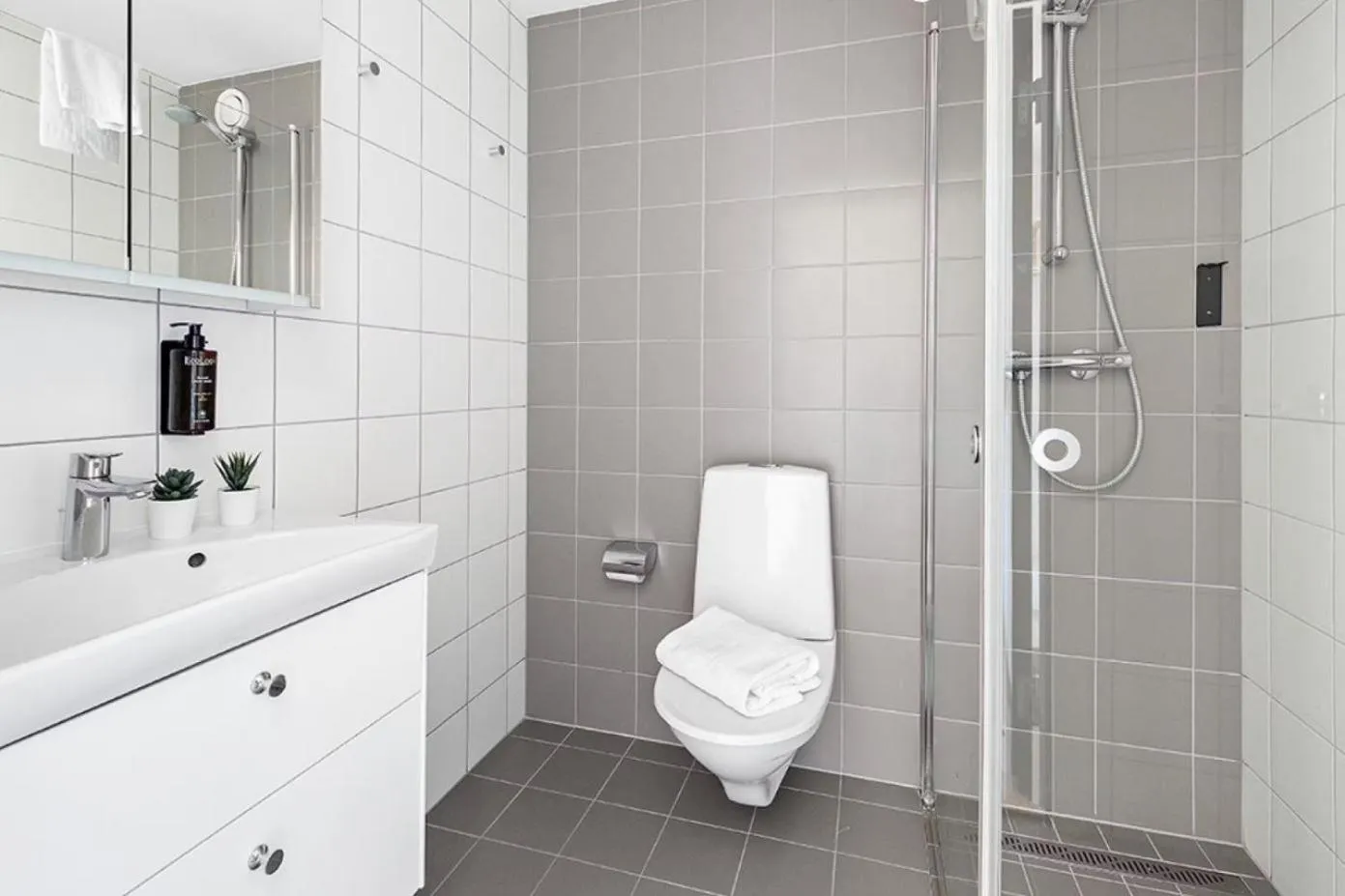 Shower in Forenom Hotel Flemingsberg - 10min from Älvsjö