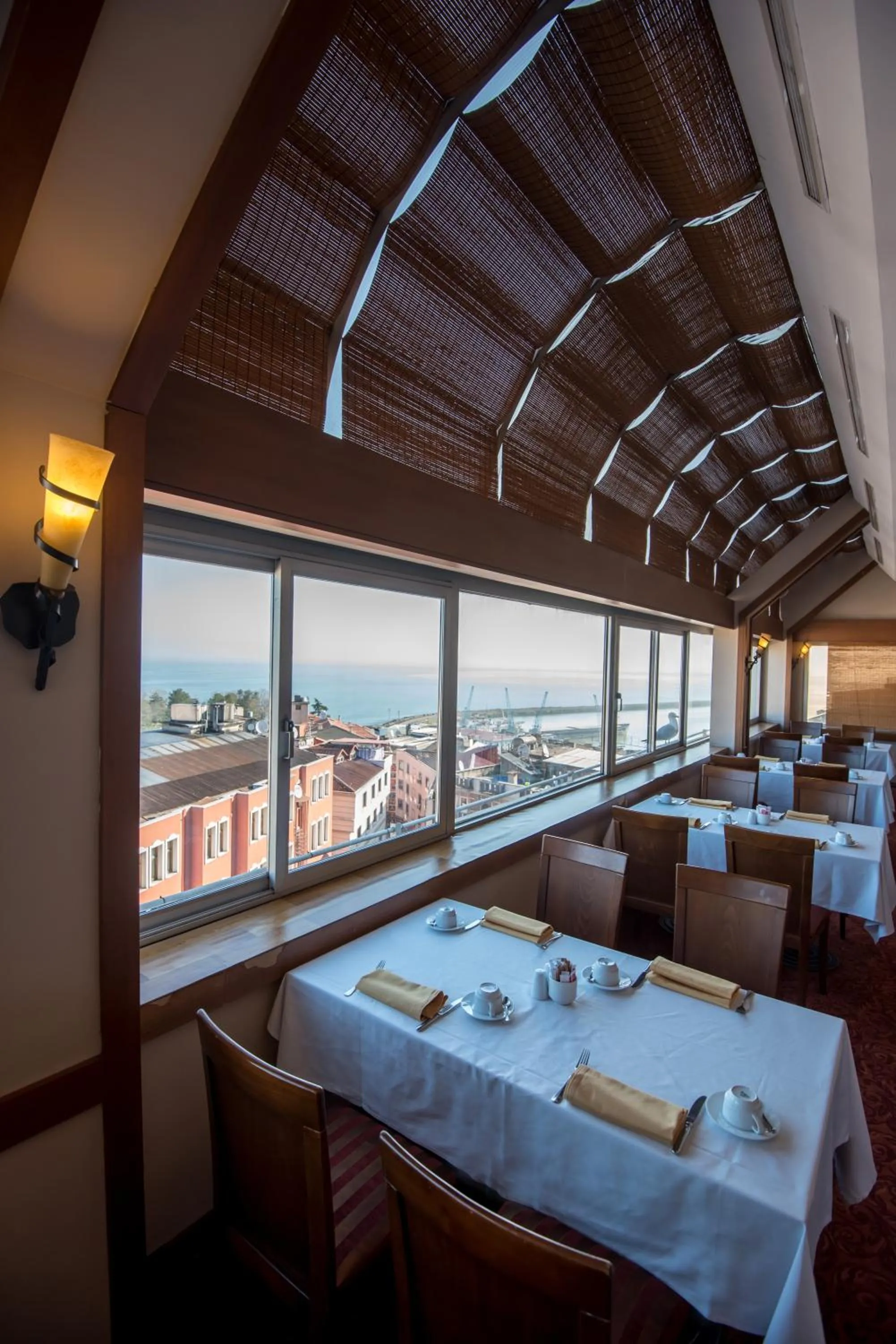 Restaurant/places to eat in Usta Park Hotel