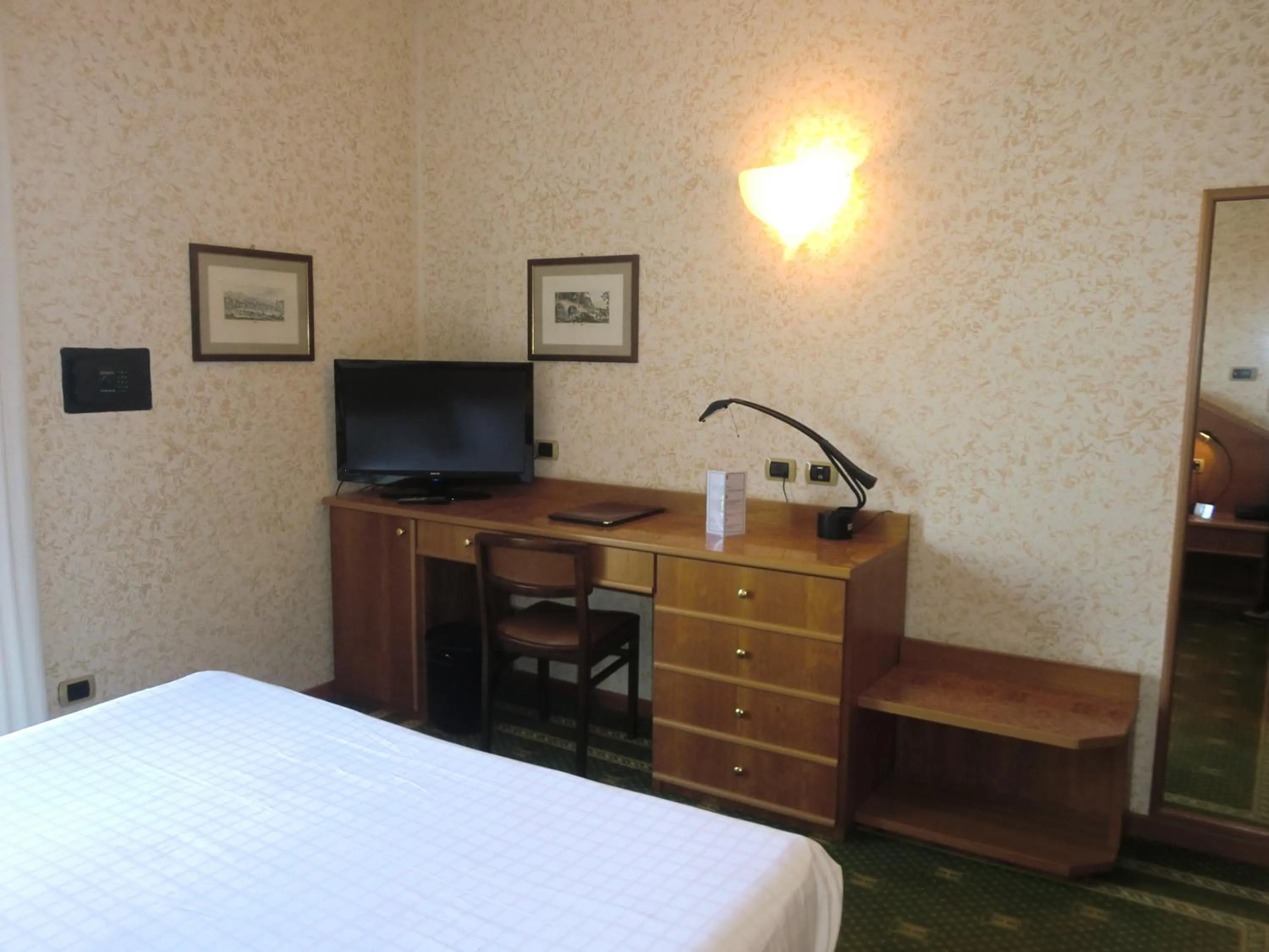 TV and multimedia, Bed in Hotel Ariston
