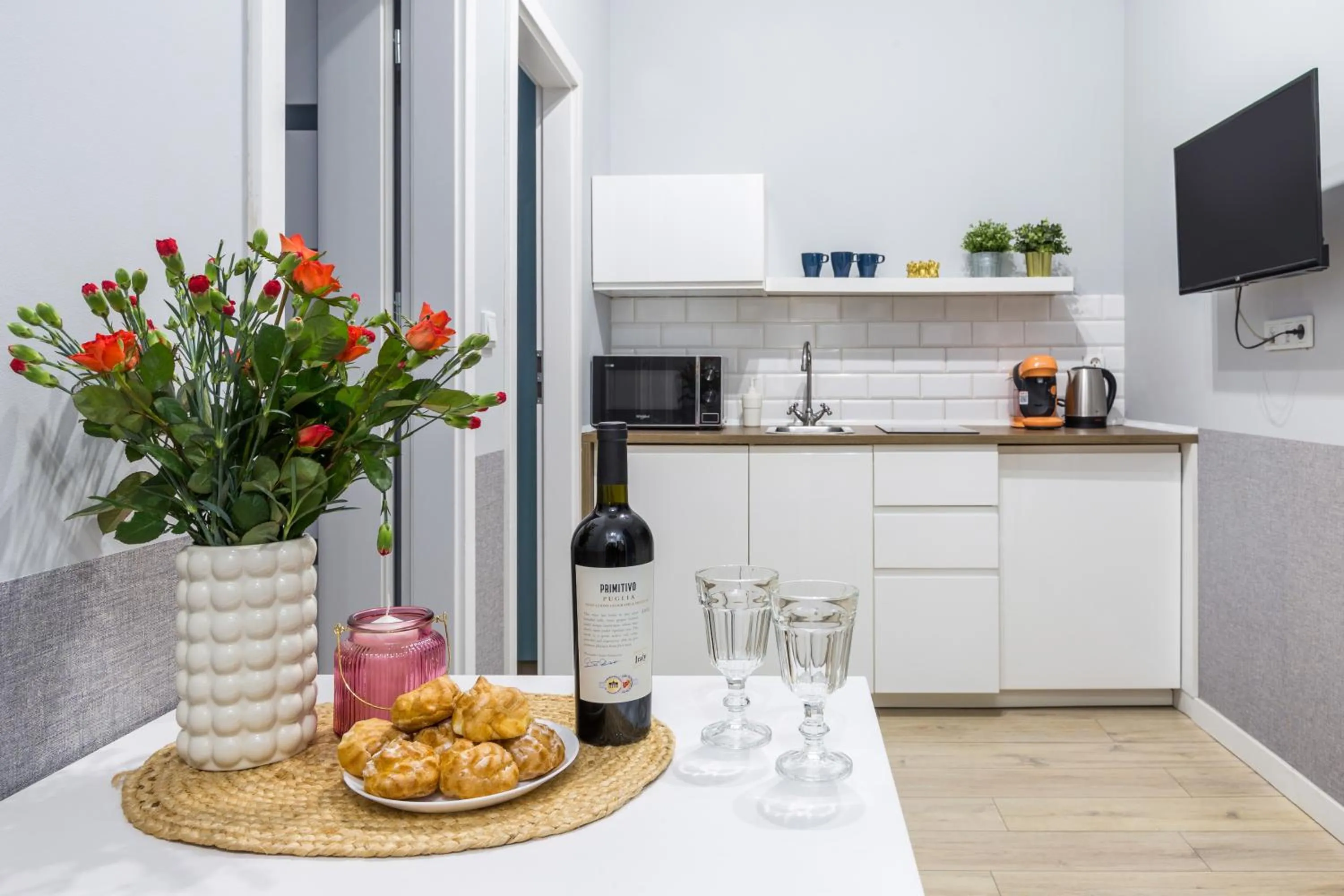 TV and multimedia in Friendhouse Apartments Avenue