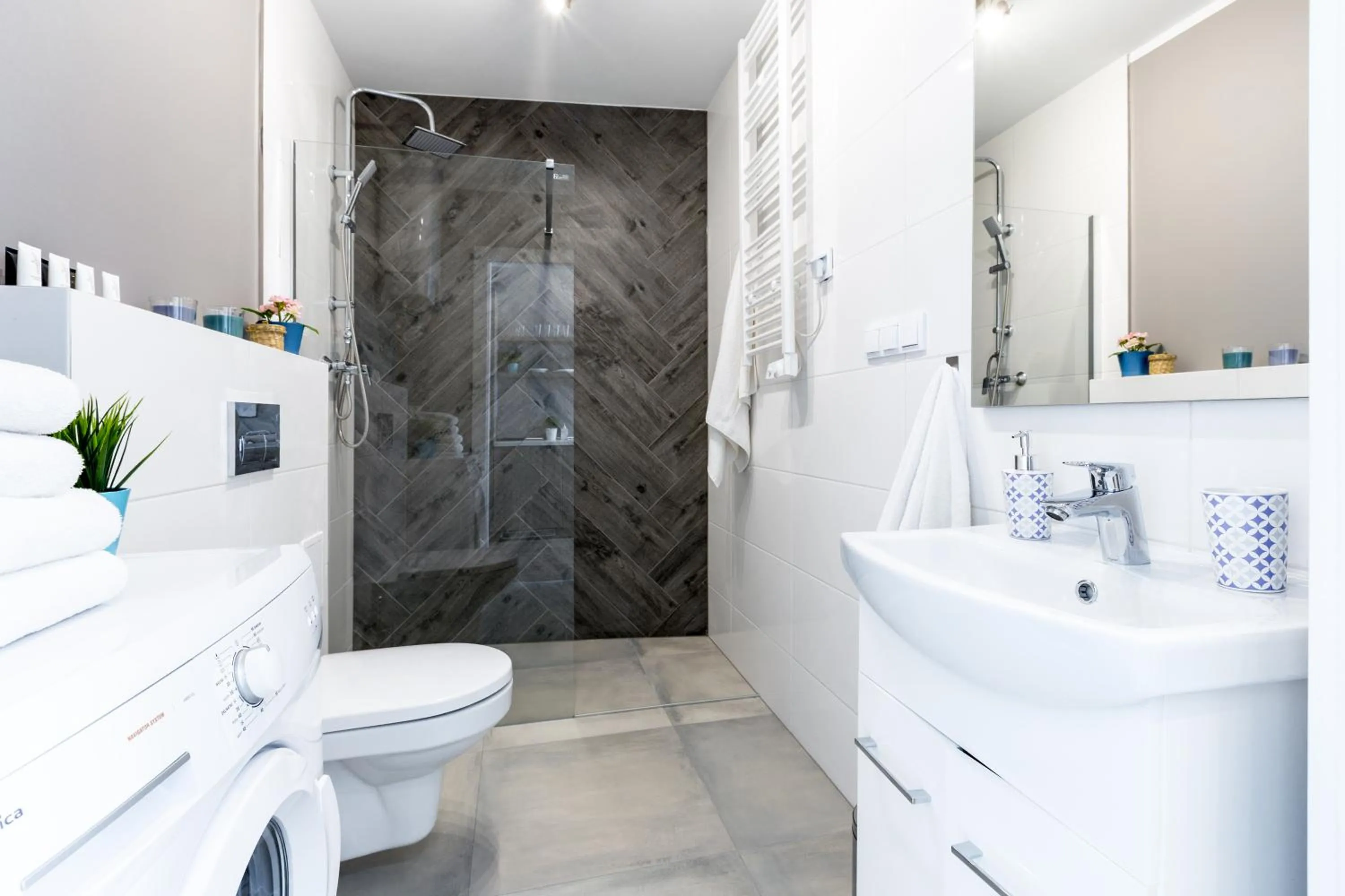 Shower in Friendhouse Apartments Avenue