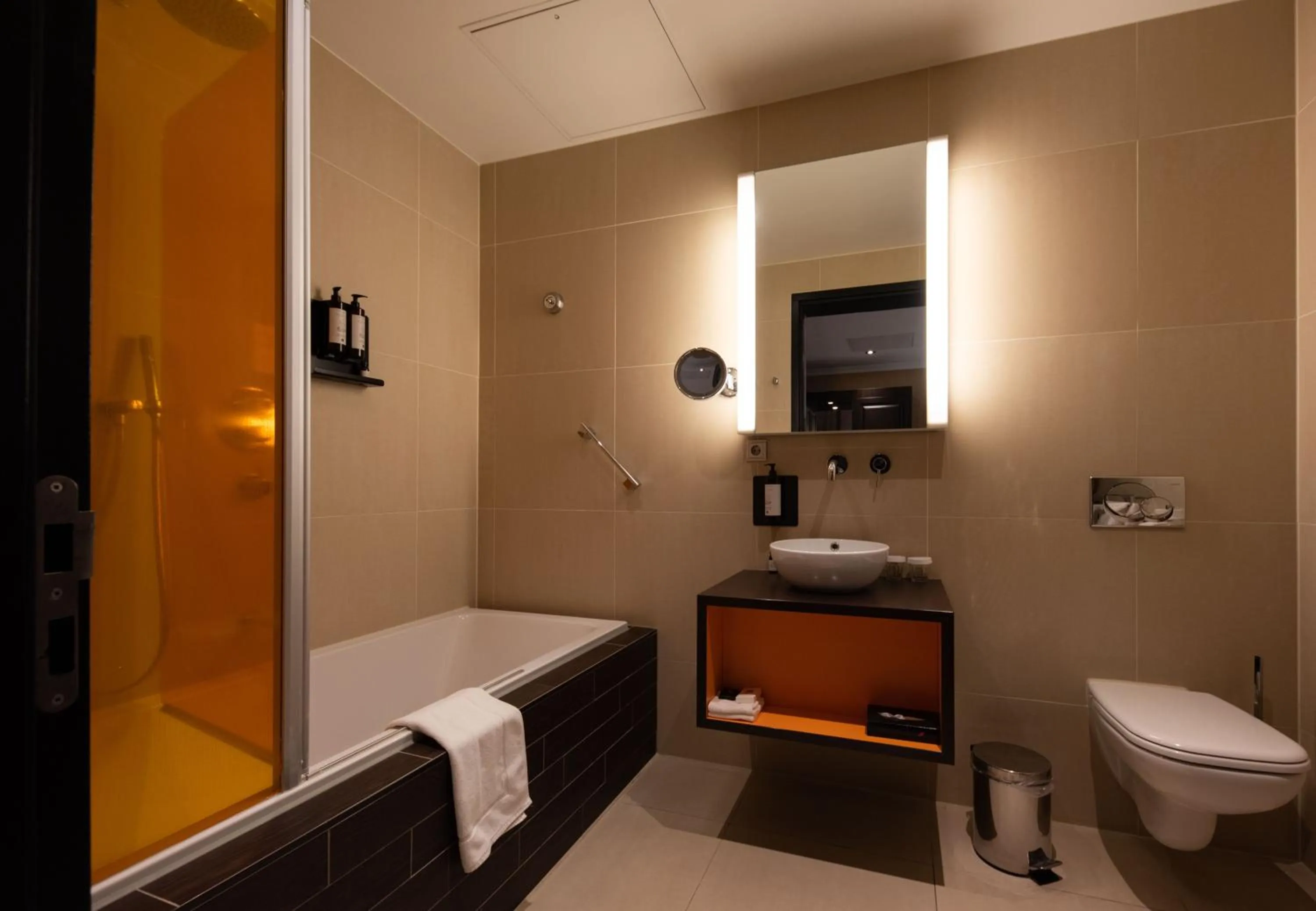 Bathroom, Bed in Hotel & Spa Savarin - Rijswijk, The Hague