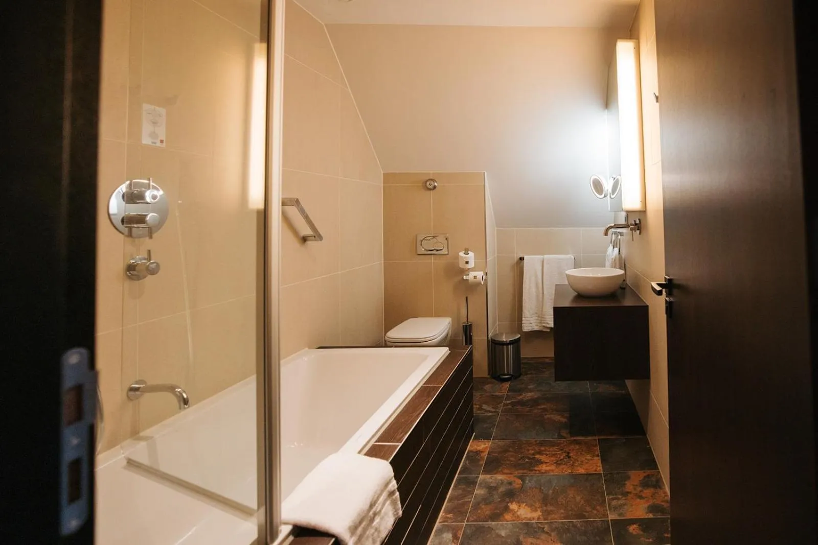 Bathroom, Bed in Hotel & Spa Savarin - Rijswijk, The Hague