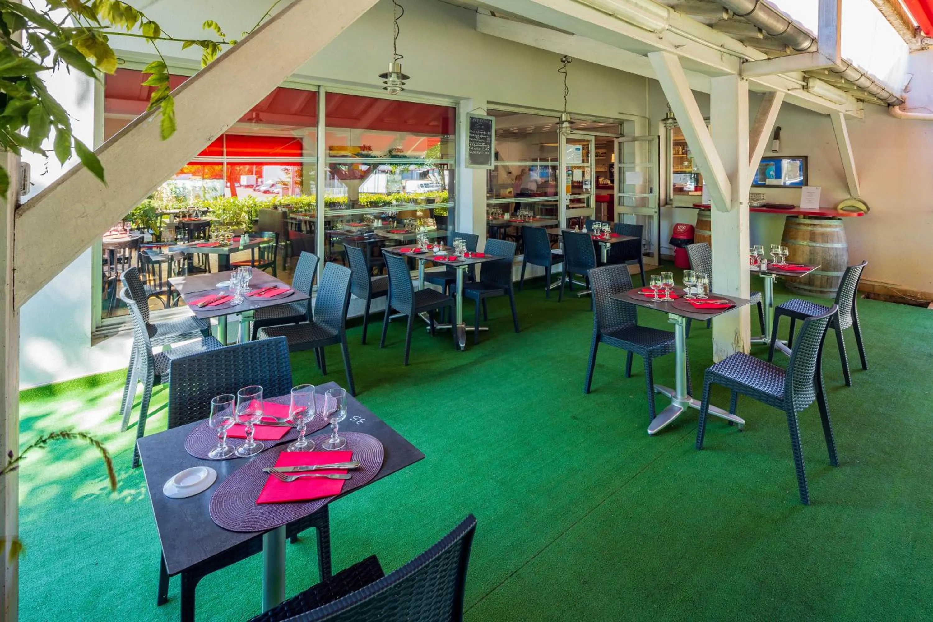 Patio in Logis Hotel Noemys Brive - Restaurant Le Teinchurier