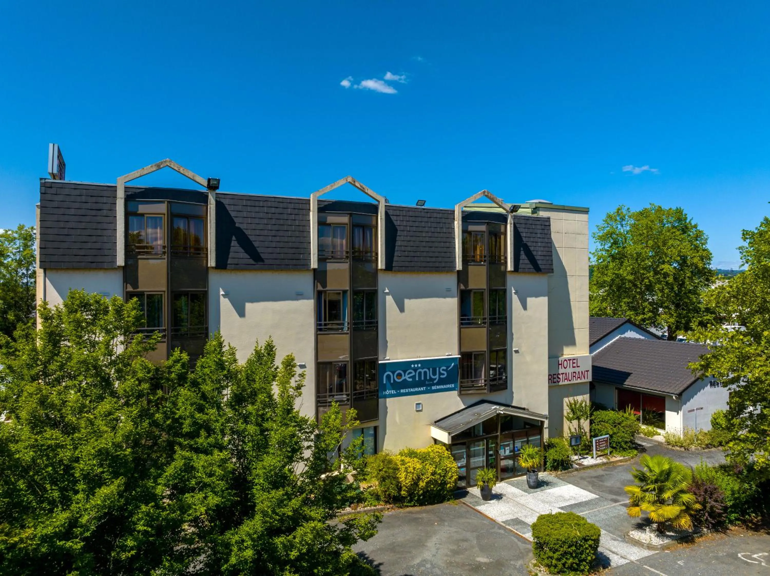 Property building in Logis Hotel Noemys Brive - Restaurant Le Teinchurier