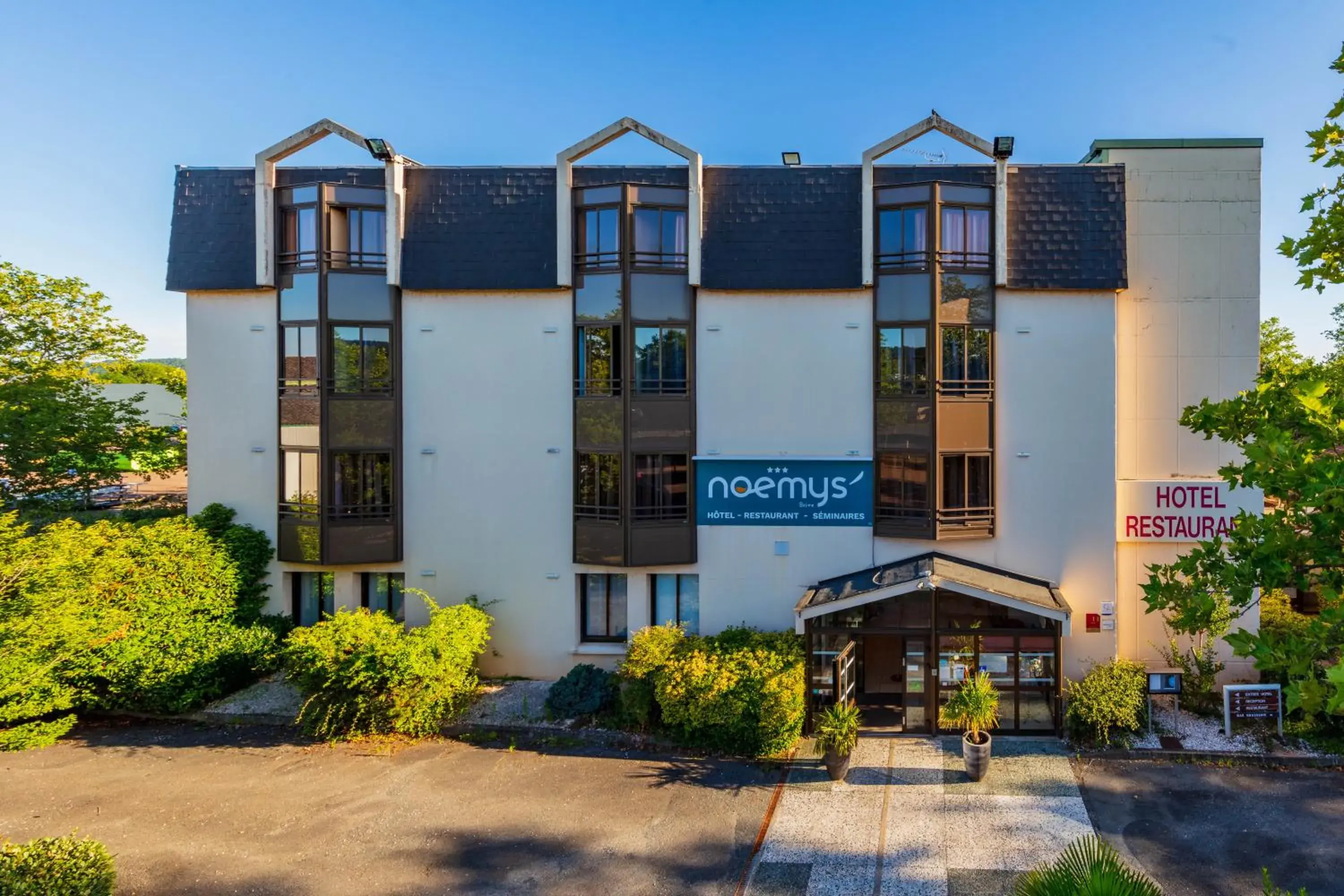 Property building in Logis Hotel Noemys Brive - Restaurant Le Teinchurier Property building in Logis Hotel Noemys Brive - Restaurant Le Teinchurier