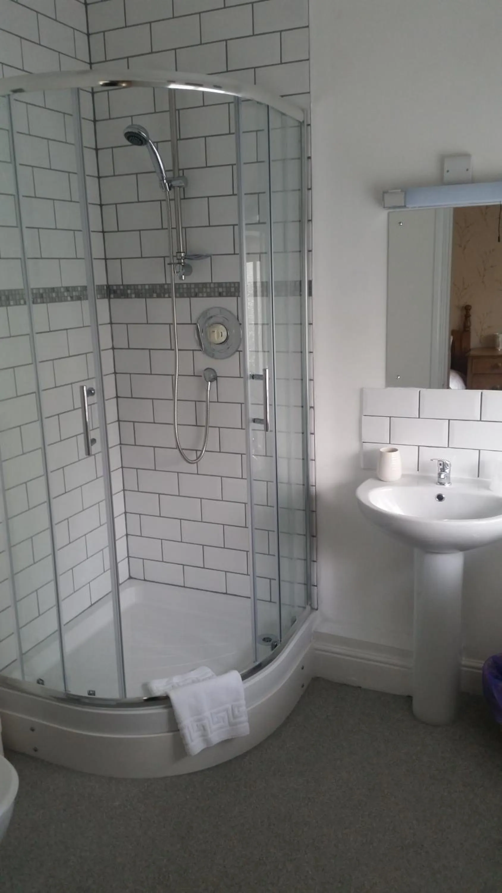 Shower in The Wheatsheaf Inn