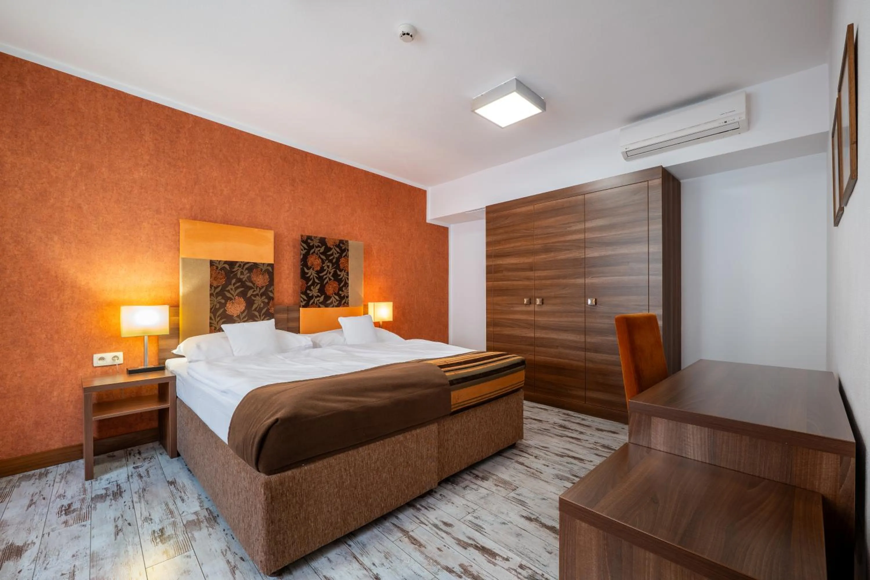 wardrobe, Bed in Hotel BELASSI