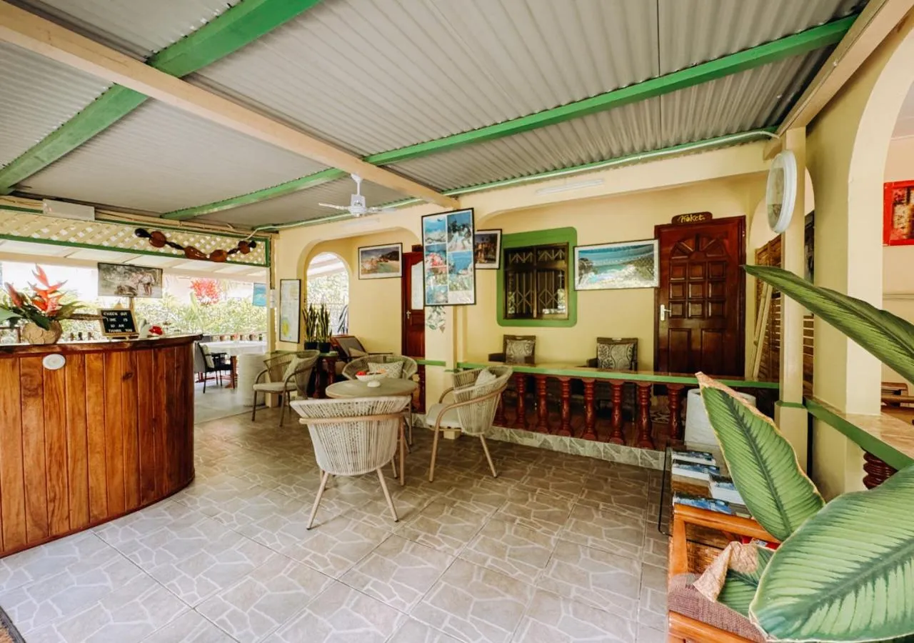 Restaurant/places to eat in Buisson Guesthouse