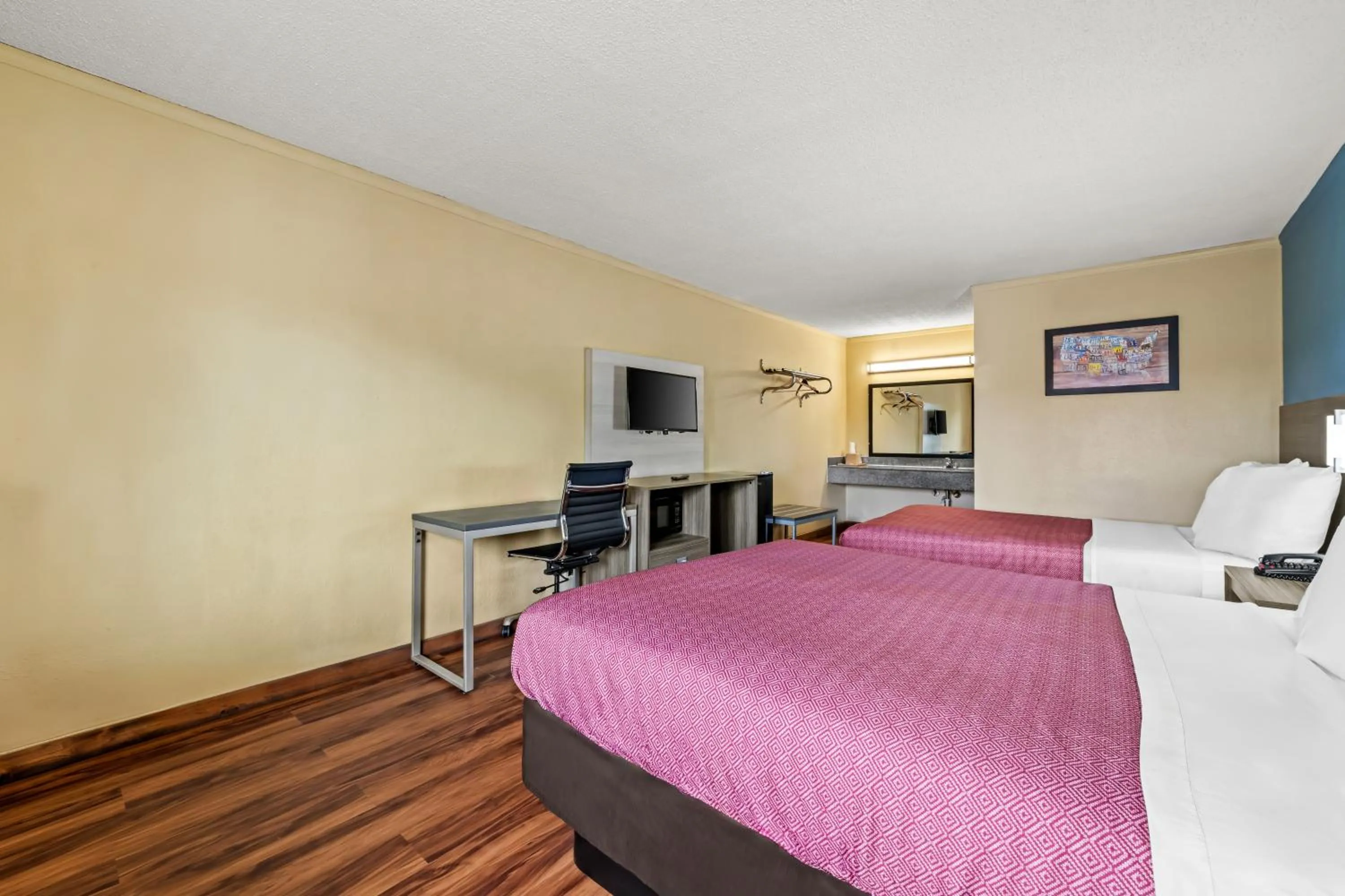 Photo of the whole room, Bed in Econo Lodge Charlotte Airport Area