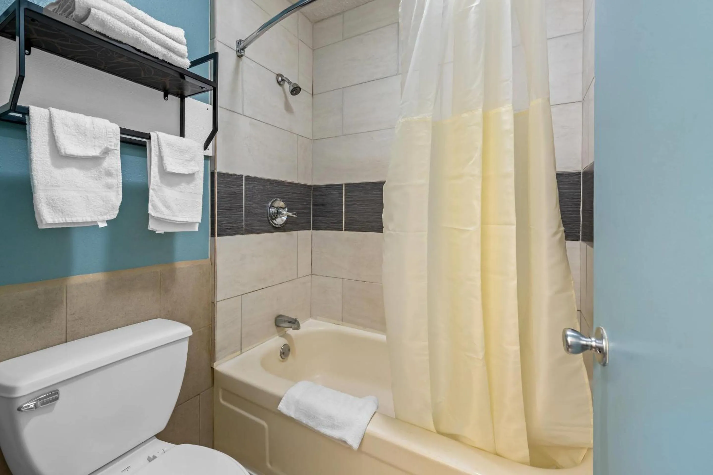 Bedroom in Econo Lodge Charlotte Airport Area