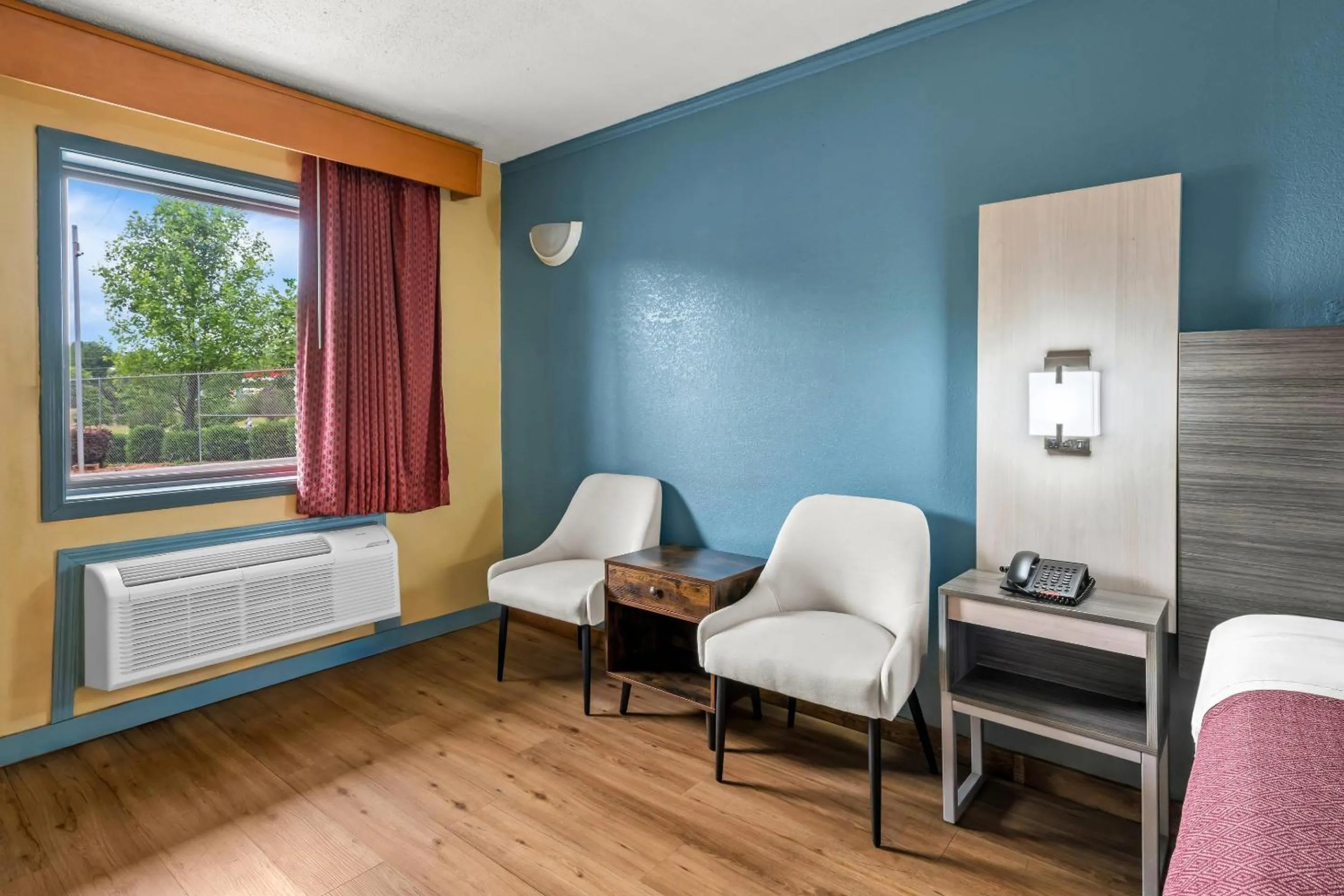 Bedroom in Econo Lodge Charlotte Airport Area