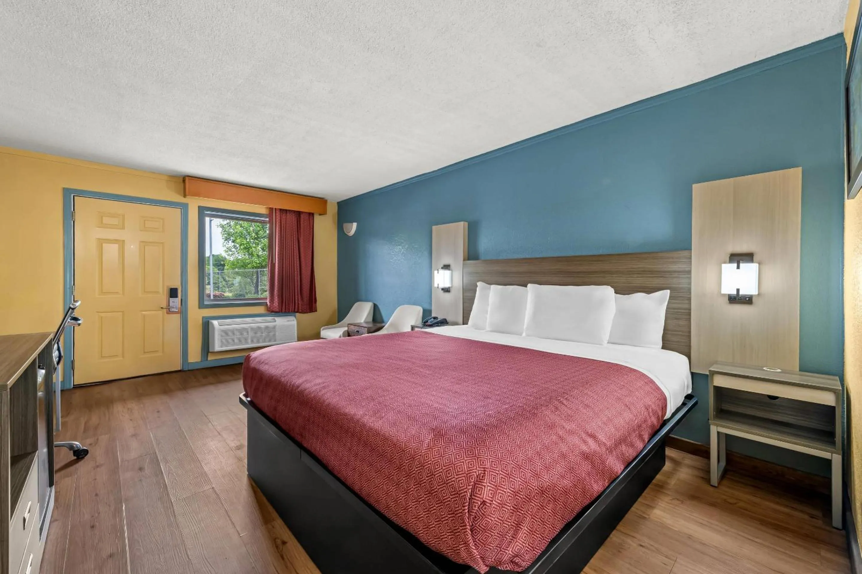 Bedroom, Bed in Econo Lodge Charlotte Airport Area