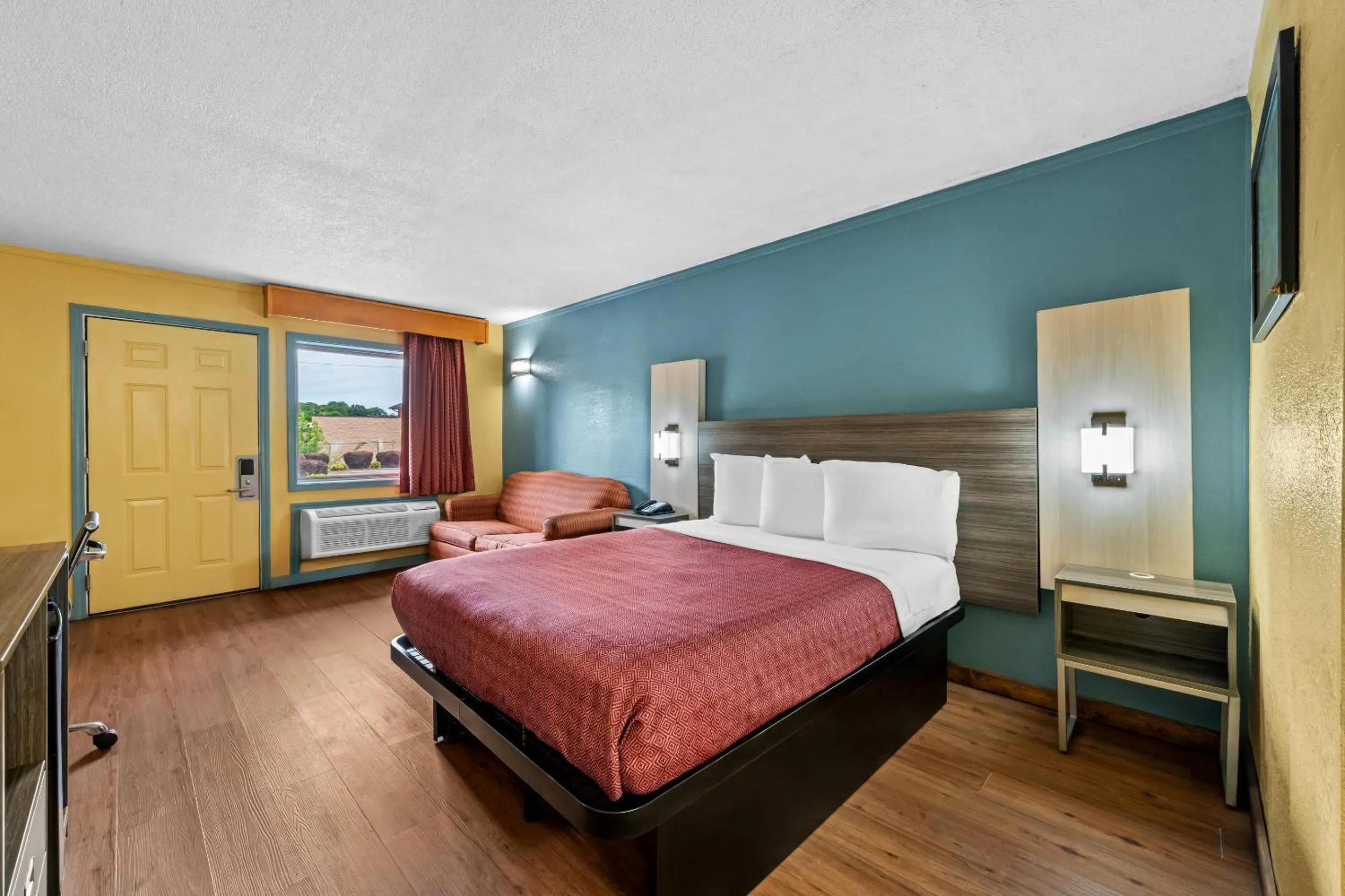 Bedroom, Bed in Econo Lodge Charlotte Airport Area