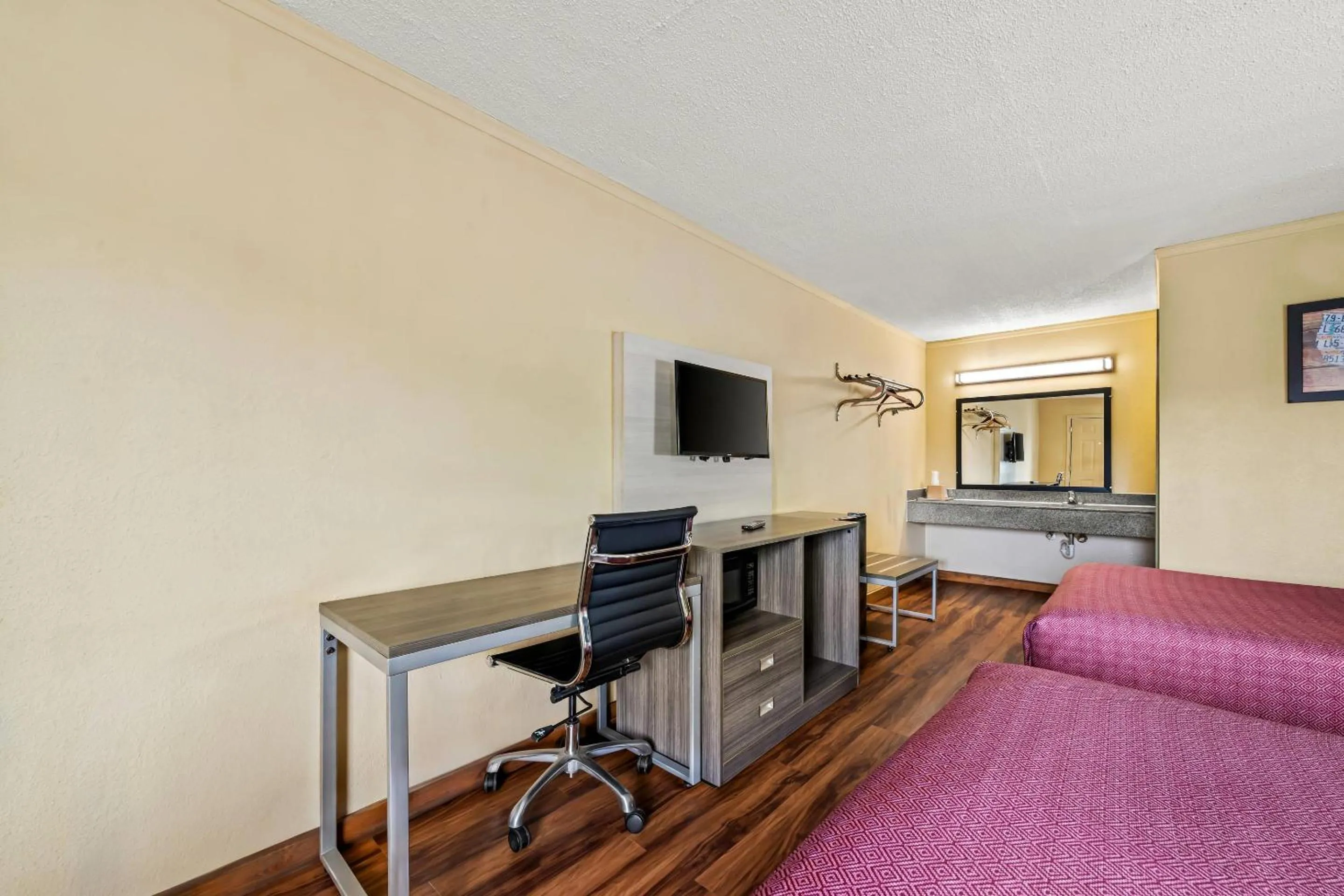 Bedroom, Bed in Econo Lodge Charlotte Airport Area