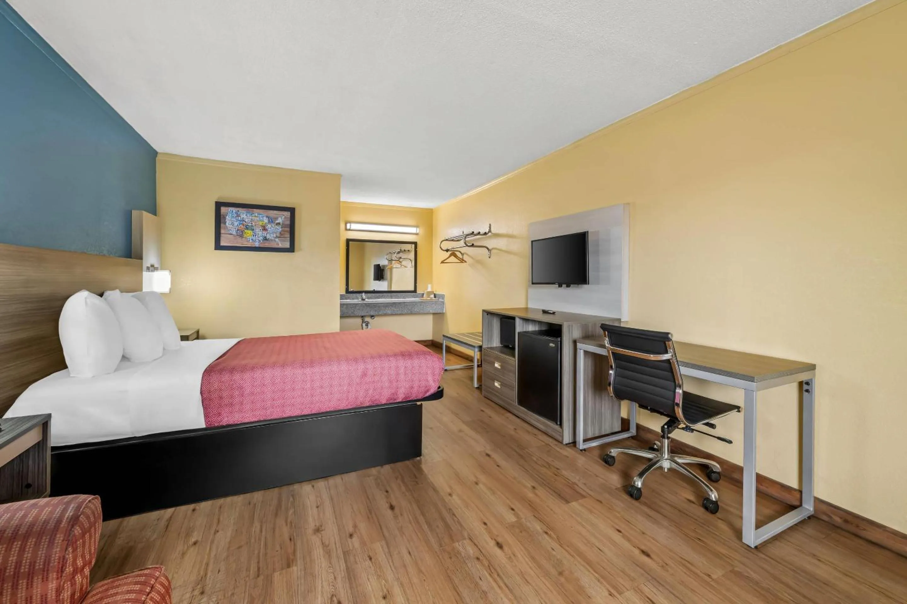 Bedroom, Bed in Econo Lodge Charlotte Airport Area