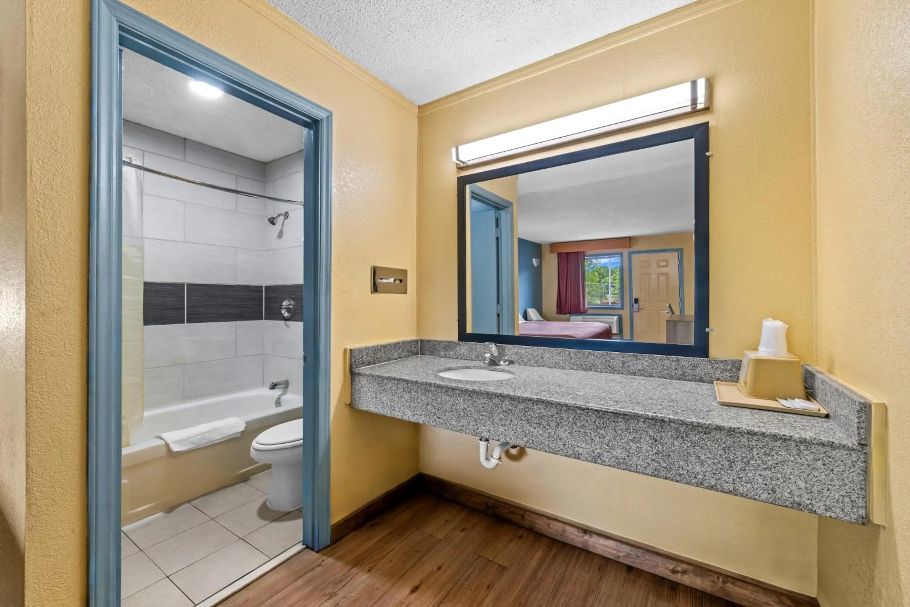 Shower in Econo Lodge Charlotte Airport Area
