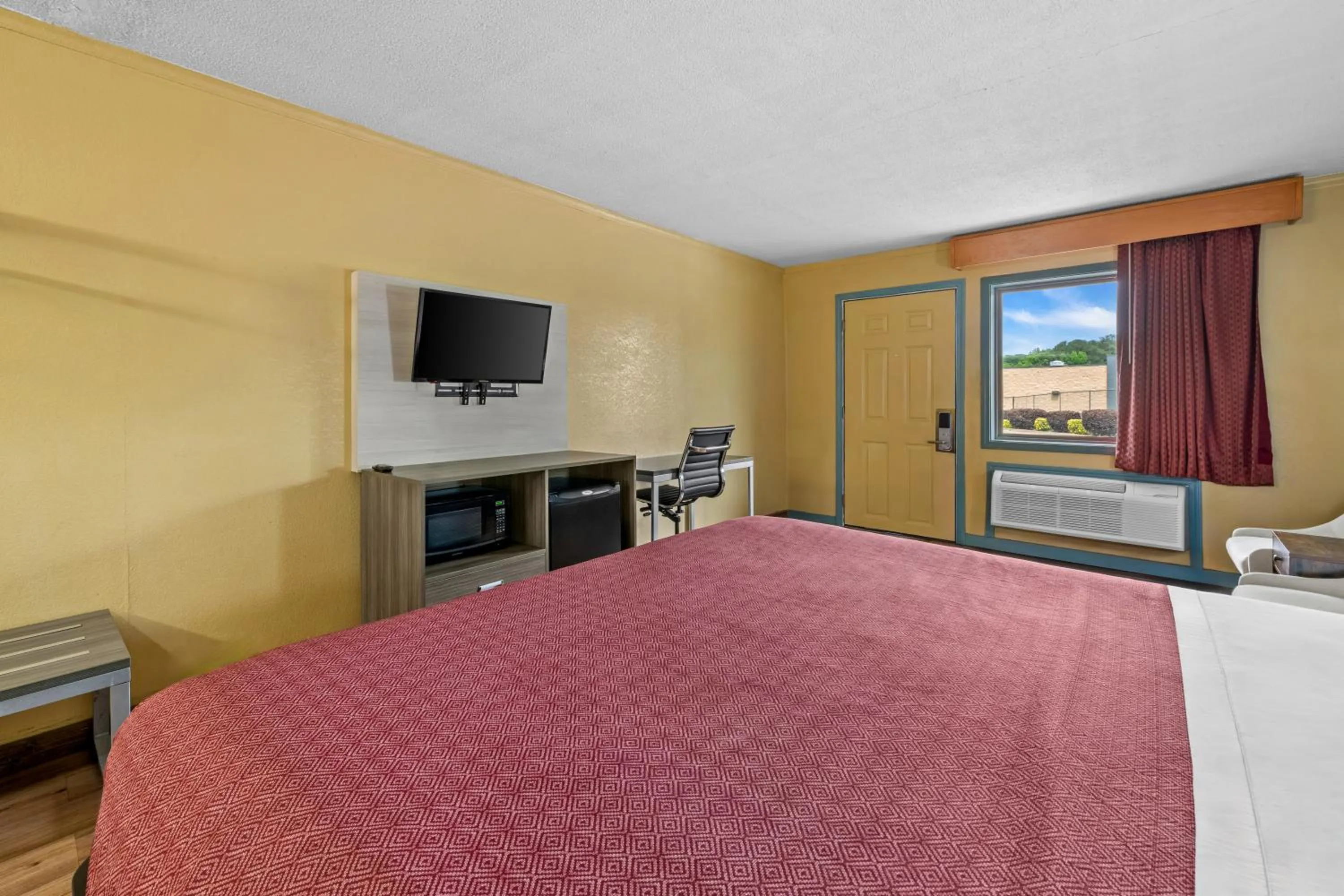 TV and multimedia, Bed in Econo Lodge Charlotte Airport Area