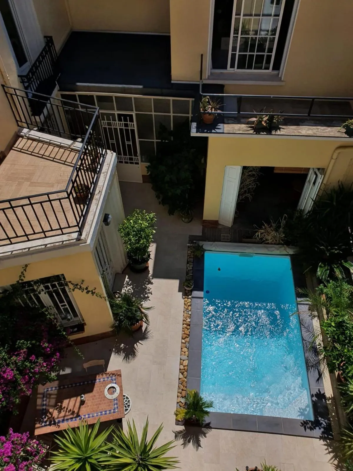 Garden view in B&B Le Patio En Ville - Chambres d'hôtes