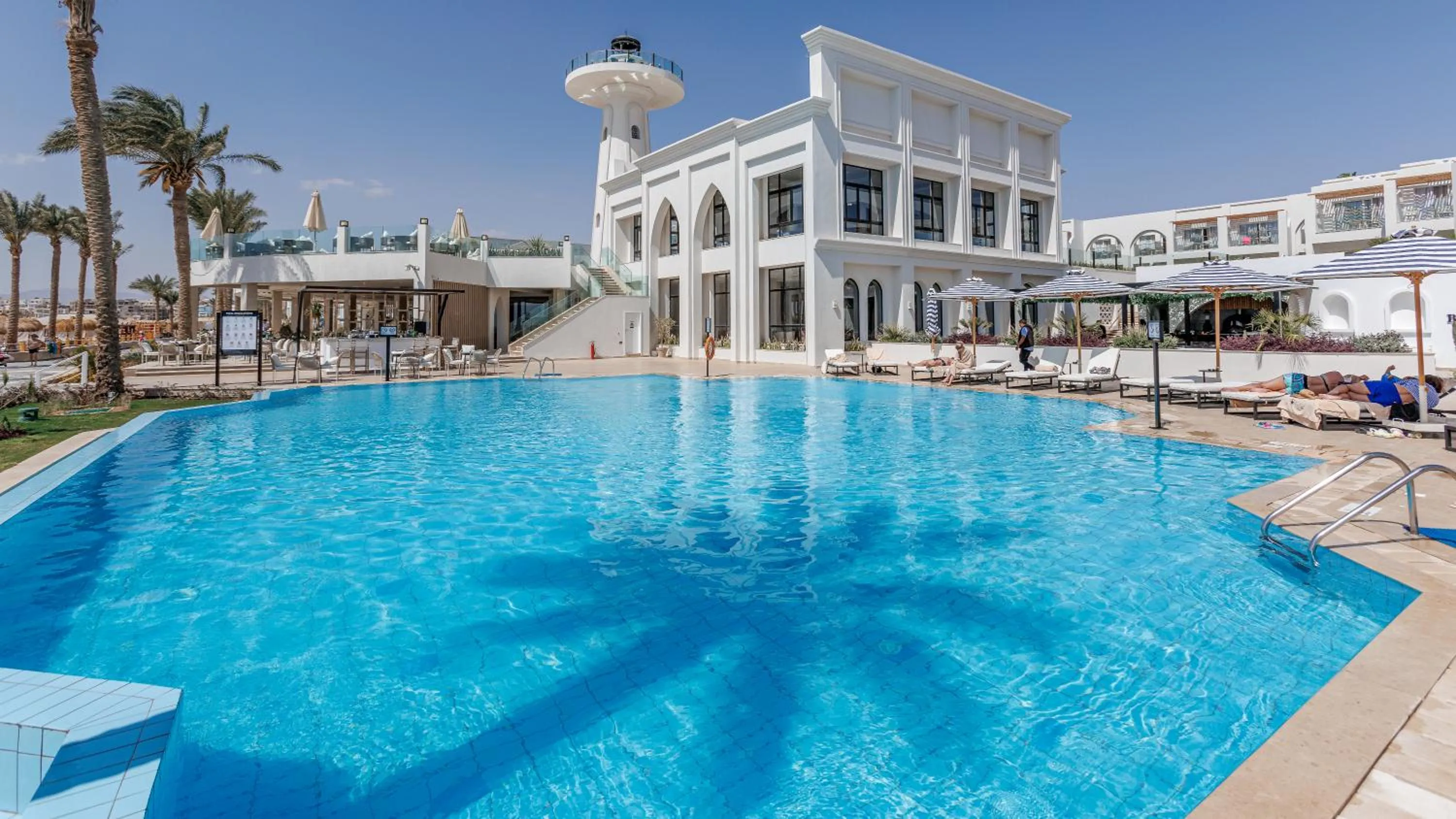 Swimming pool in Sunrise Remal Beach Resort