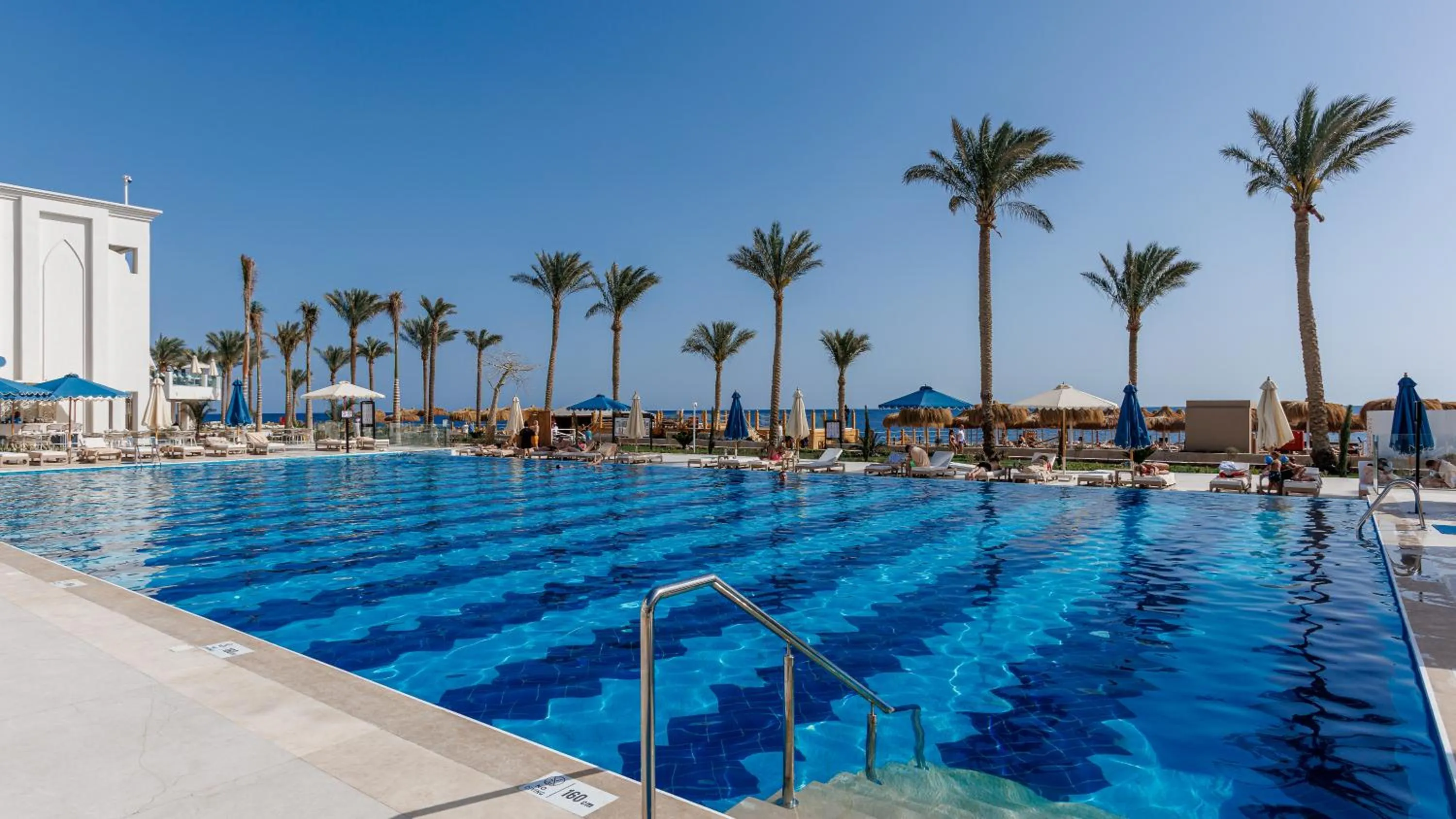 Swimming pool in Sunrise Remal Beach Resort