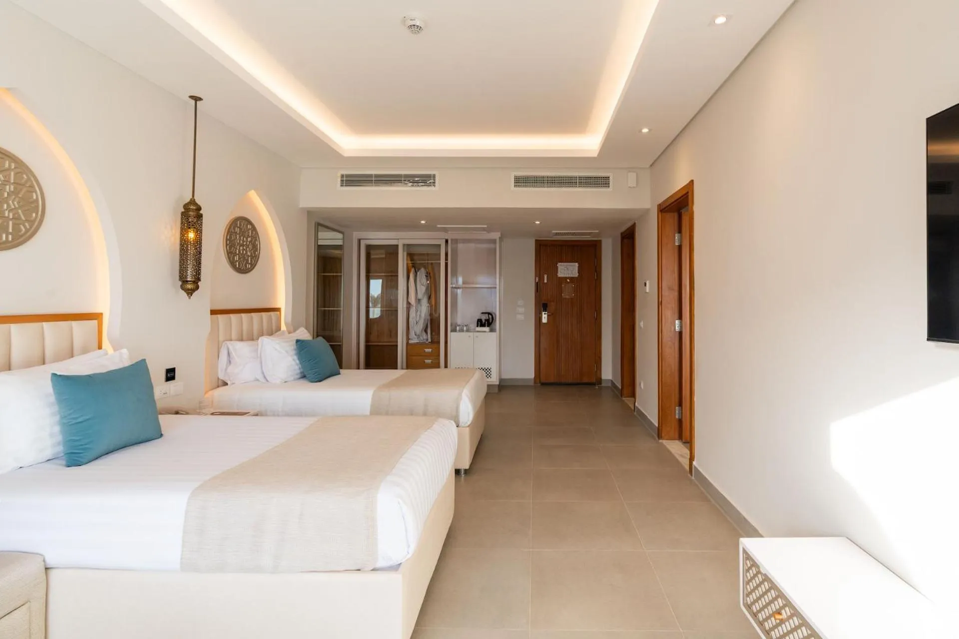 Bedroom, Bed in Sunrise Remal Beach Resort