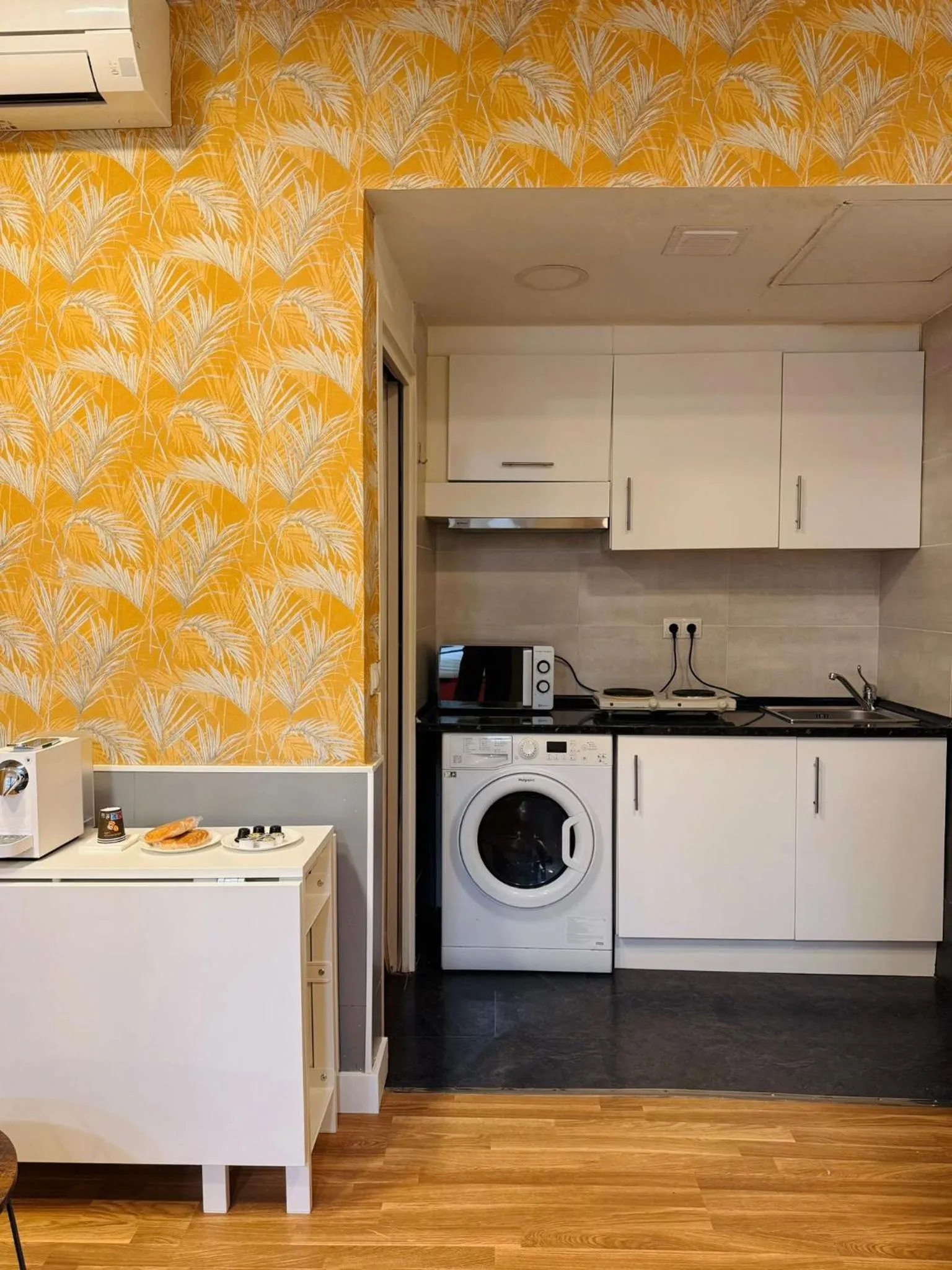Kitchen or kitchenette in Hola Rooms
