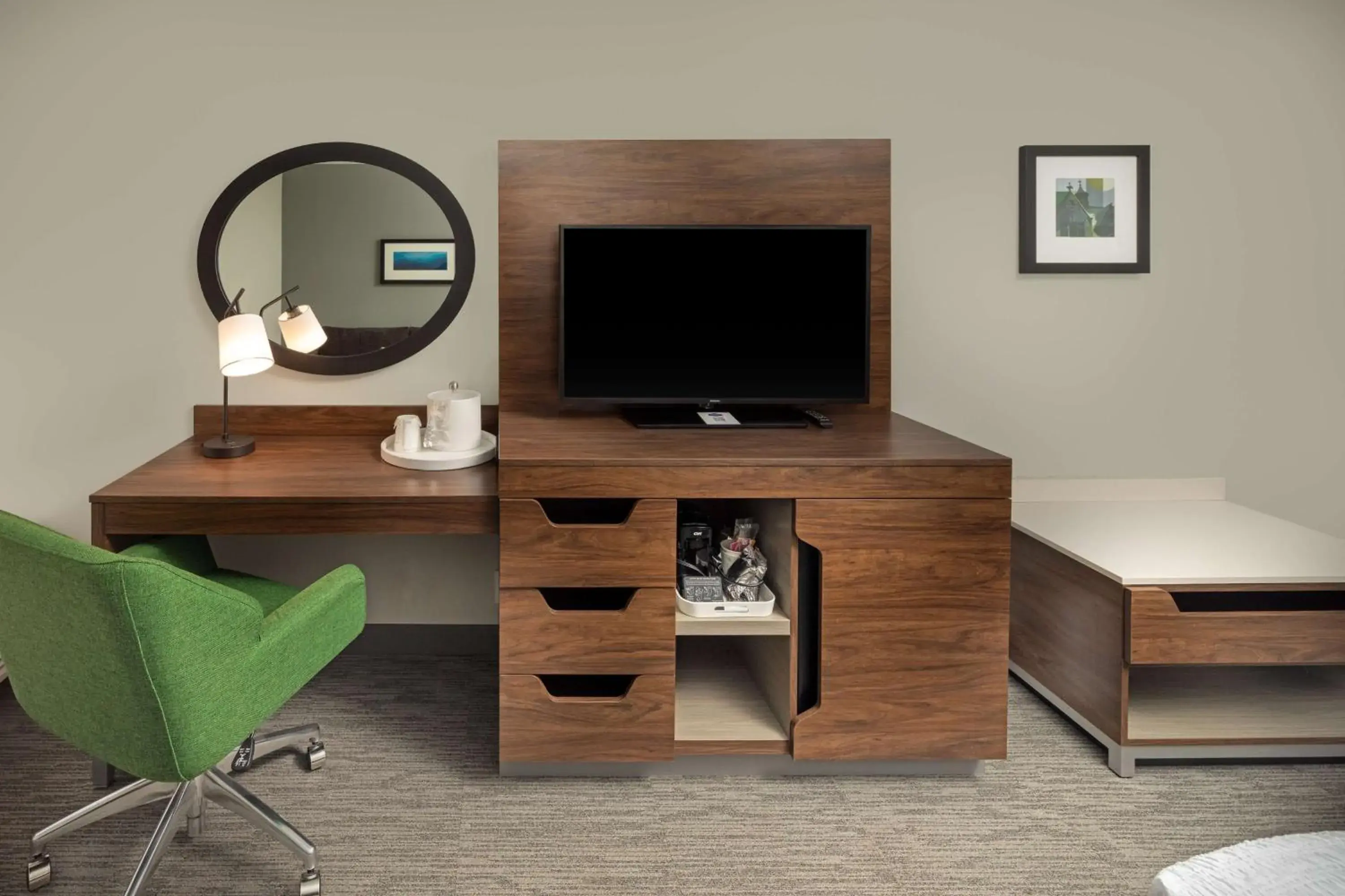 King Room with Accessible Tub - Mobility and Hearing Access/Non-Smoking in Hampton Inn Asheville-Tunnel Road King Room with Accessible Tub - Mobility and Hearing Access/Non-Smoking in Hampton Inn Asheville-Tunnel Road