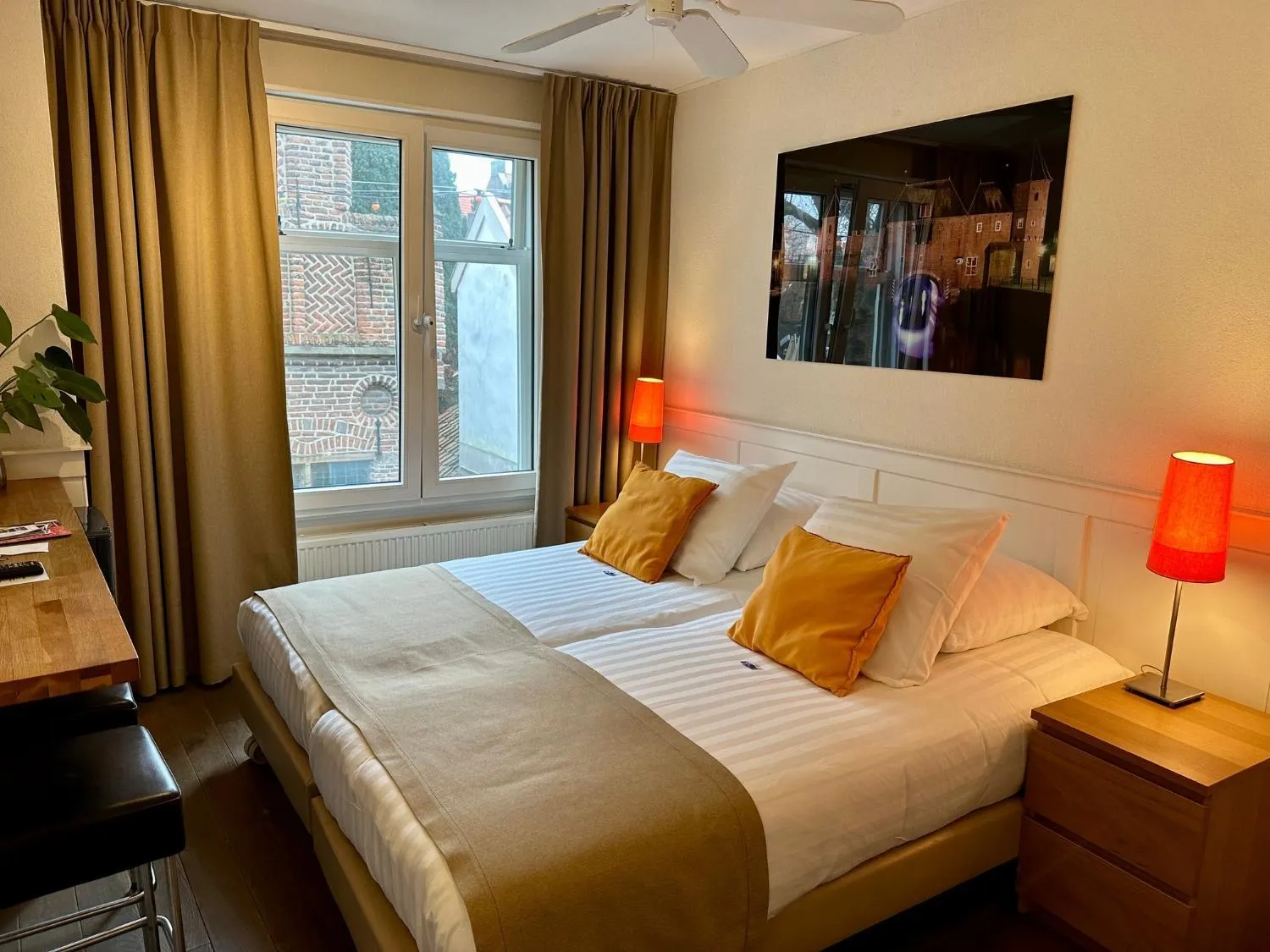 Bed in Long John's Pub & Hotel