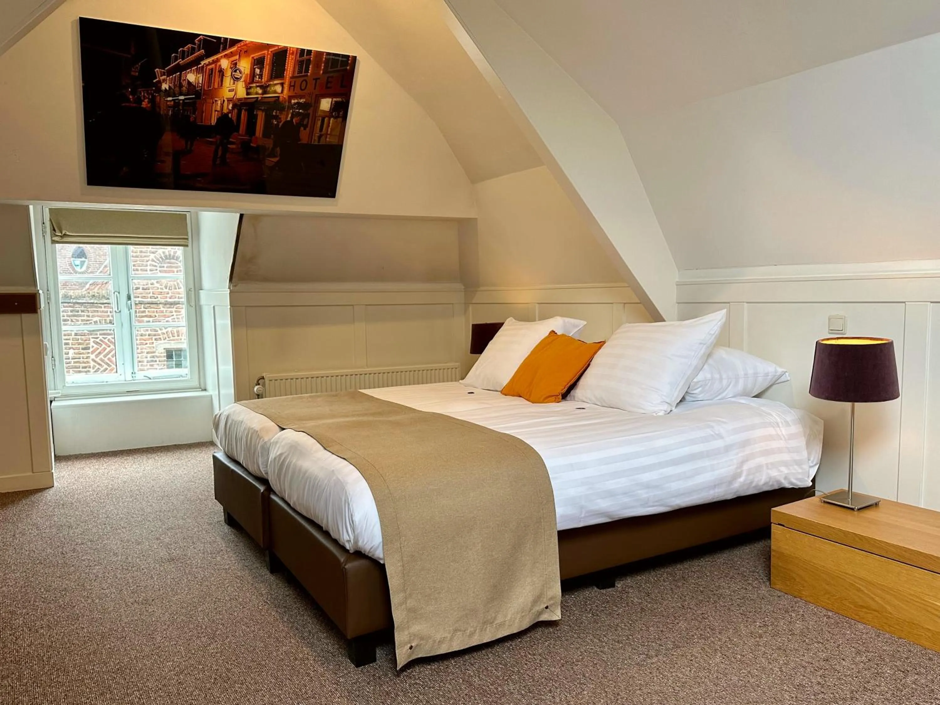 Bed in Long John's Pub & Hotel