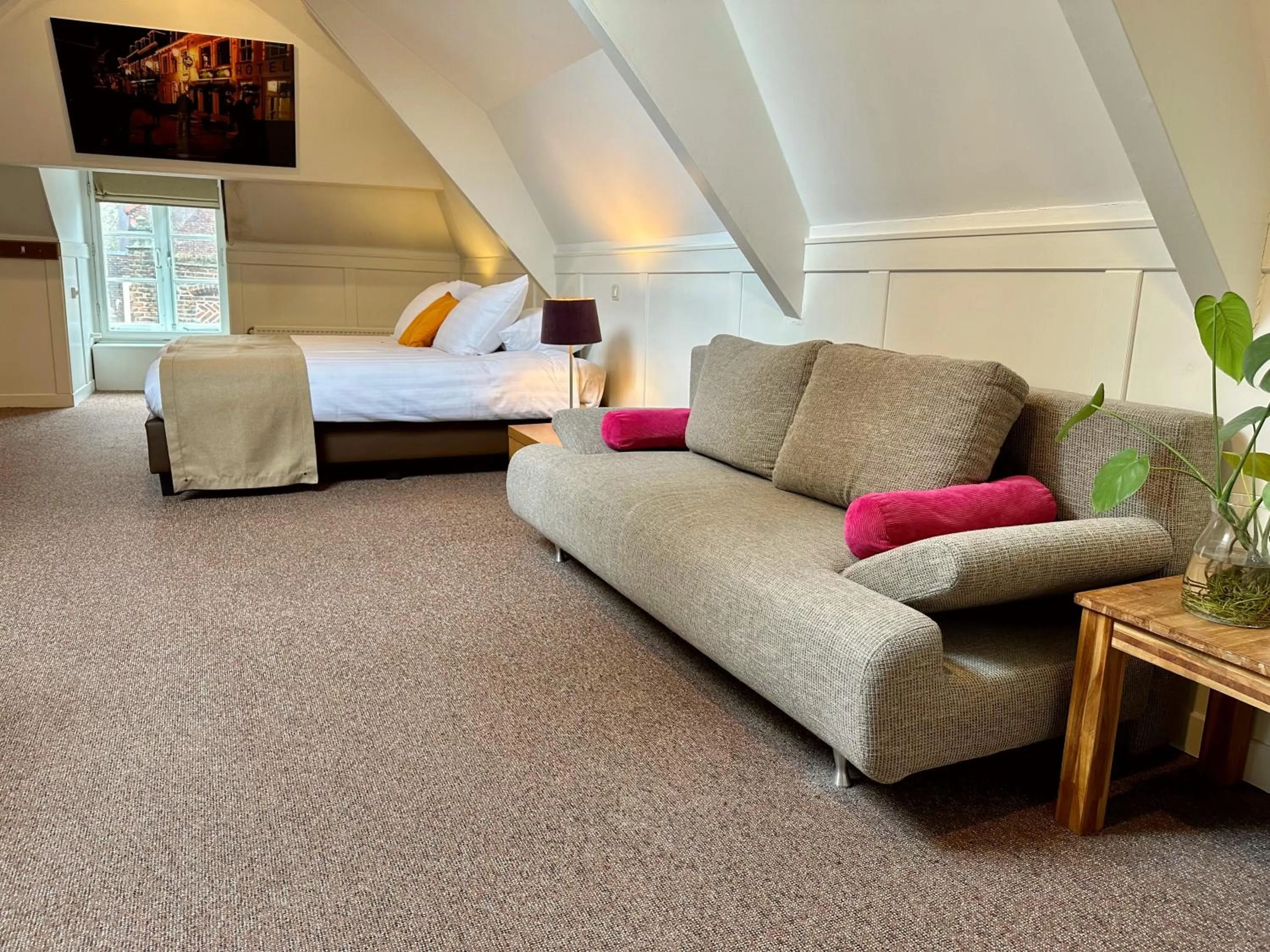 Seating area, Bed in Long John's Pub & Hotel