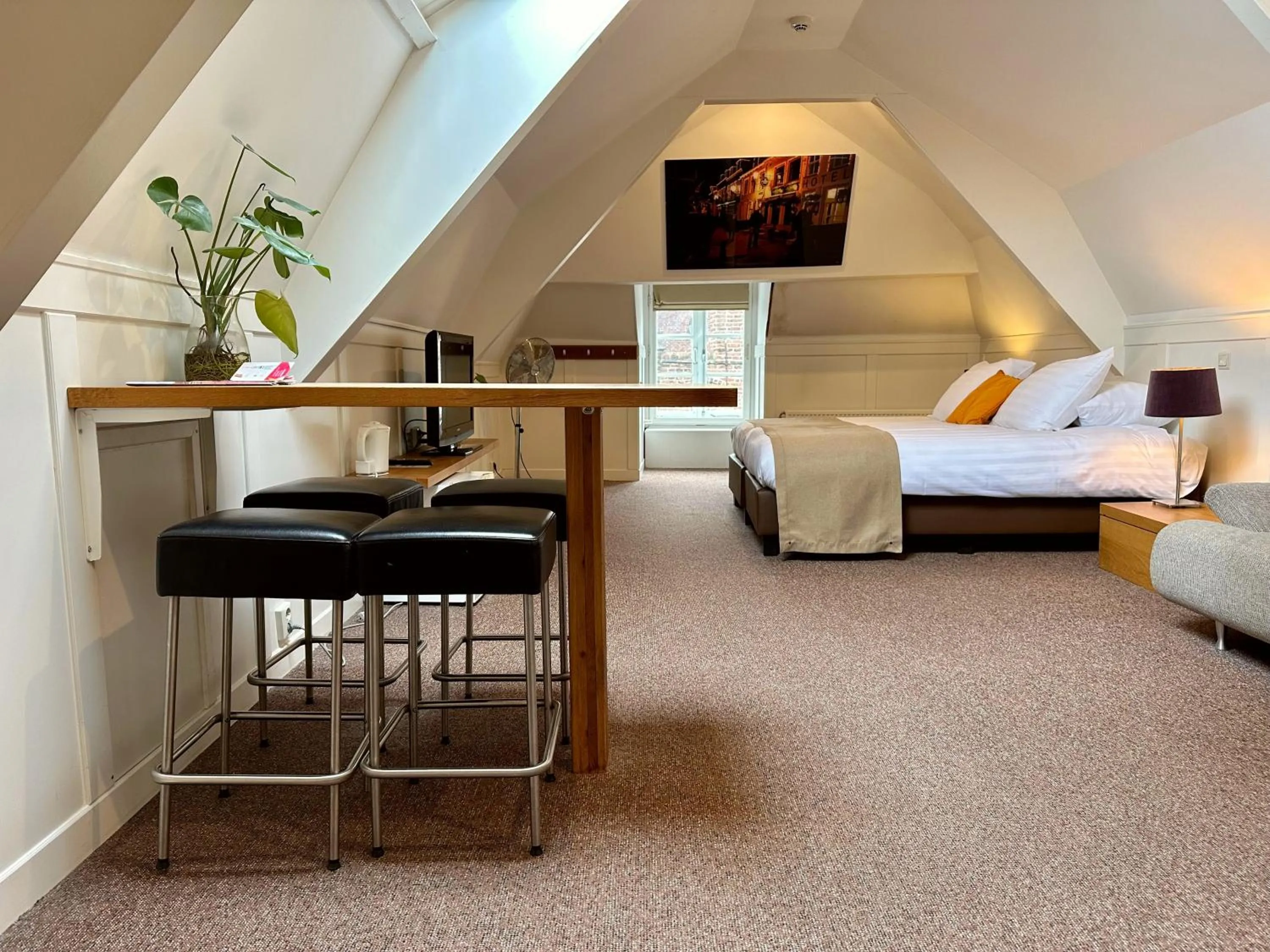 Photo of the whole room, Bed in Long John's Pub & Hotel