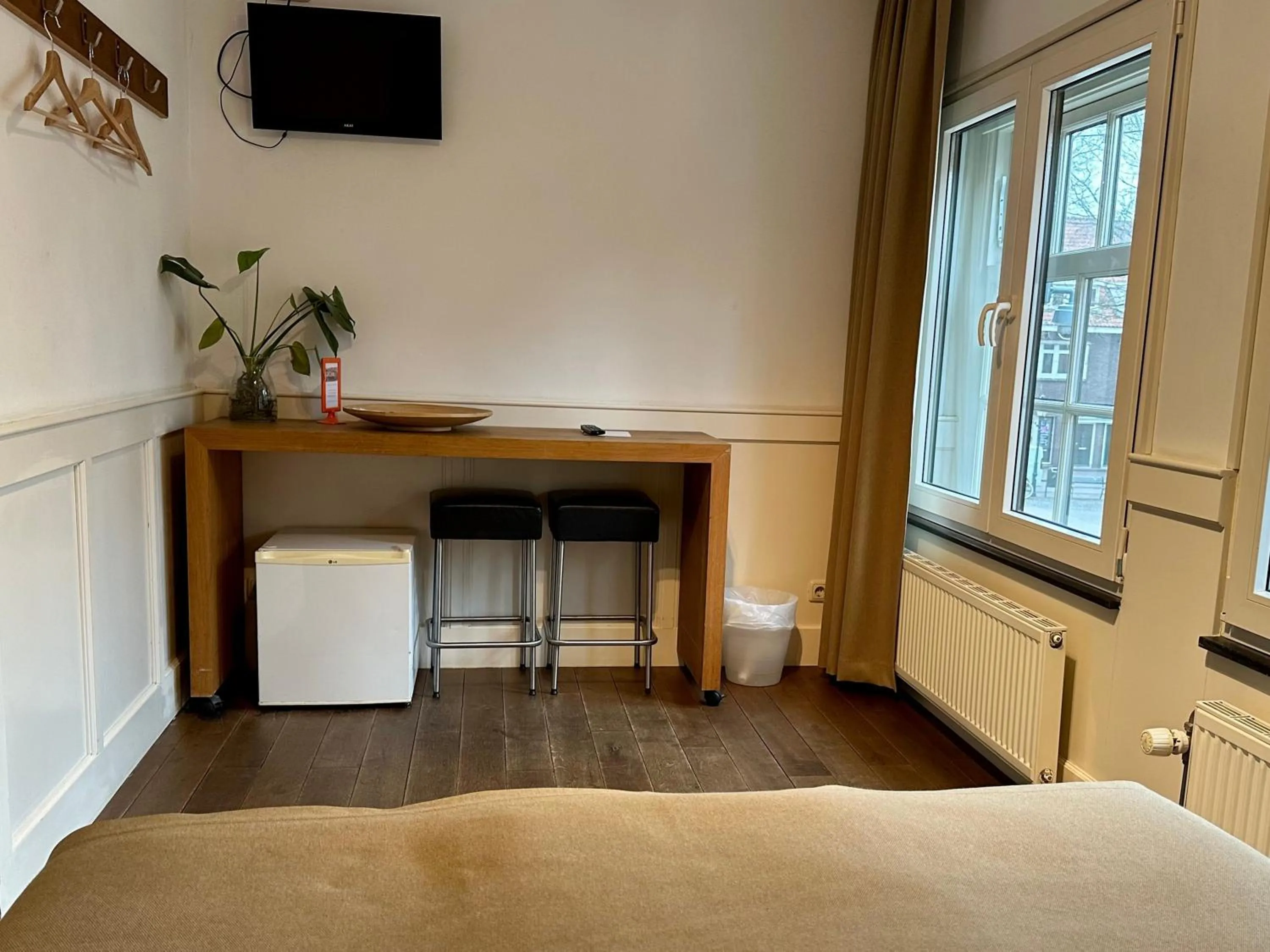 TV and multimedia, Bed in Long John's Pub & Hotel