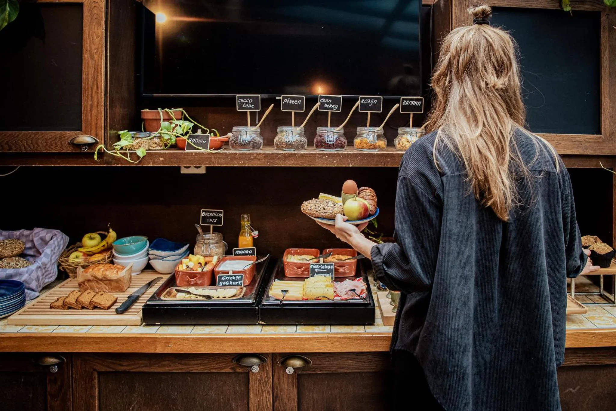 Breakfast in Long John's Pub & Hotel