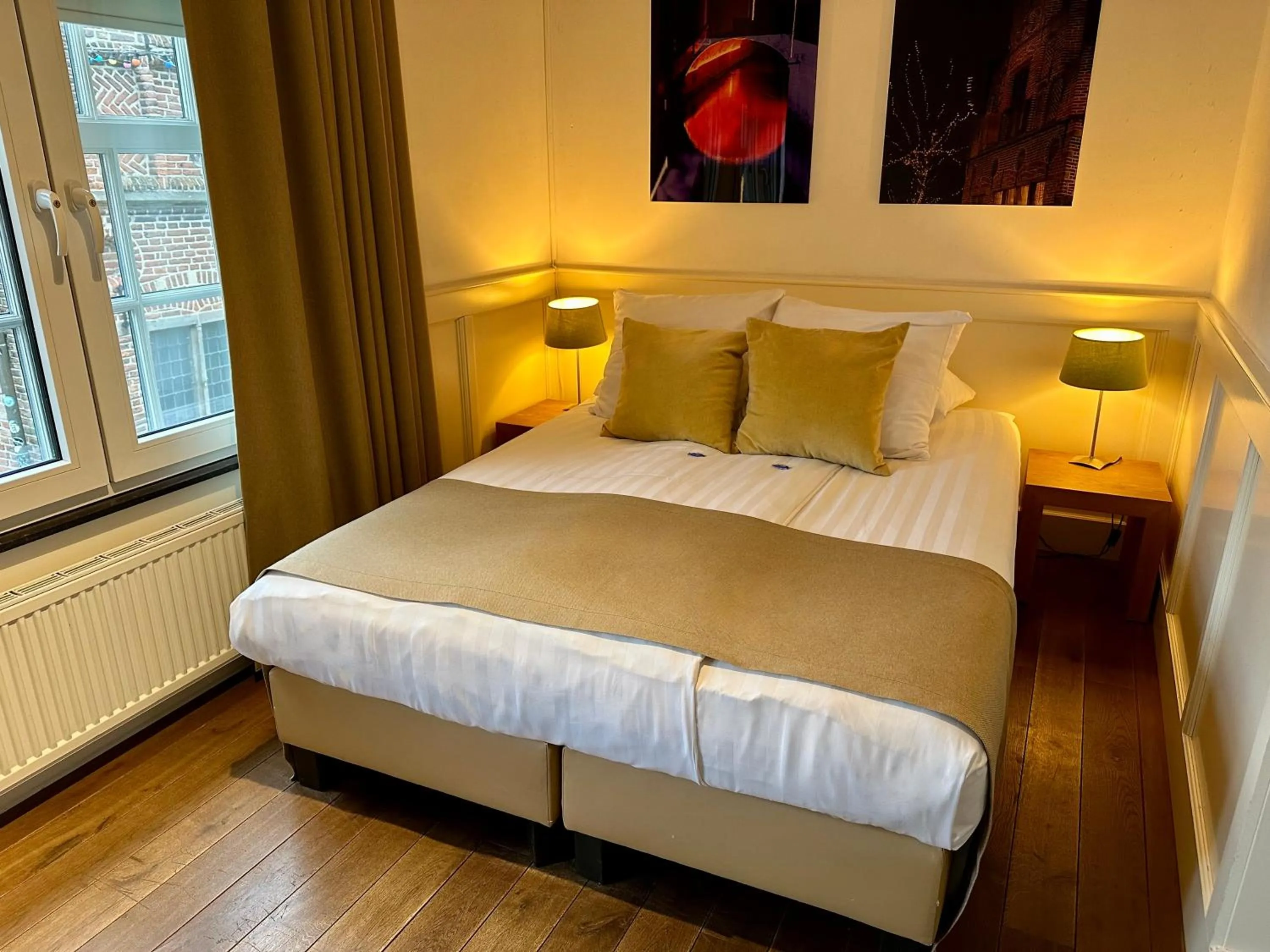 Bed in Long John's Pub & Hotel