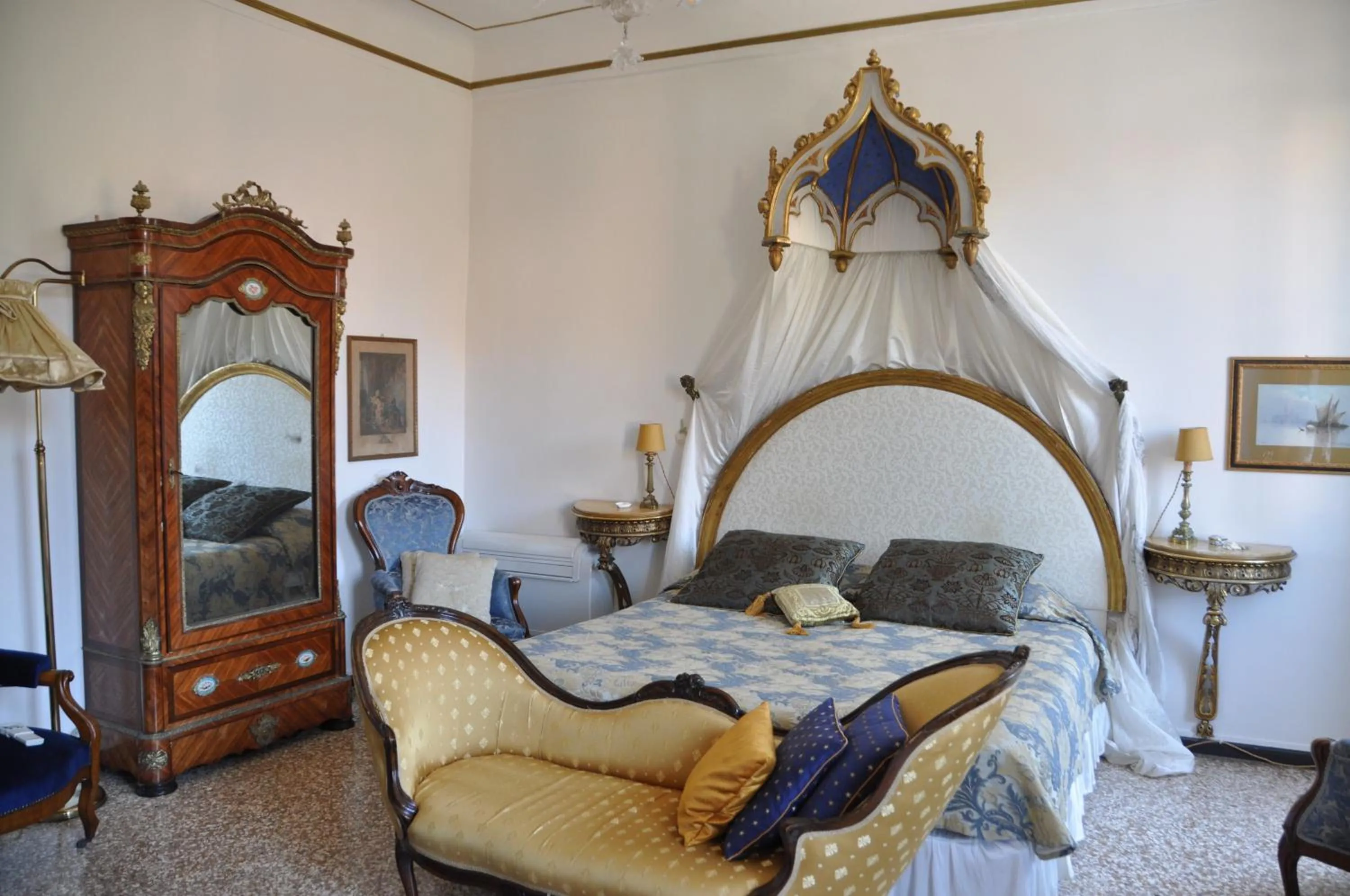 Photo of the whole room, Bed in La Chambre D'Ella
