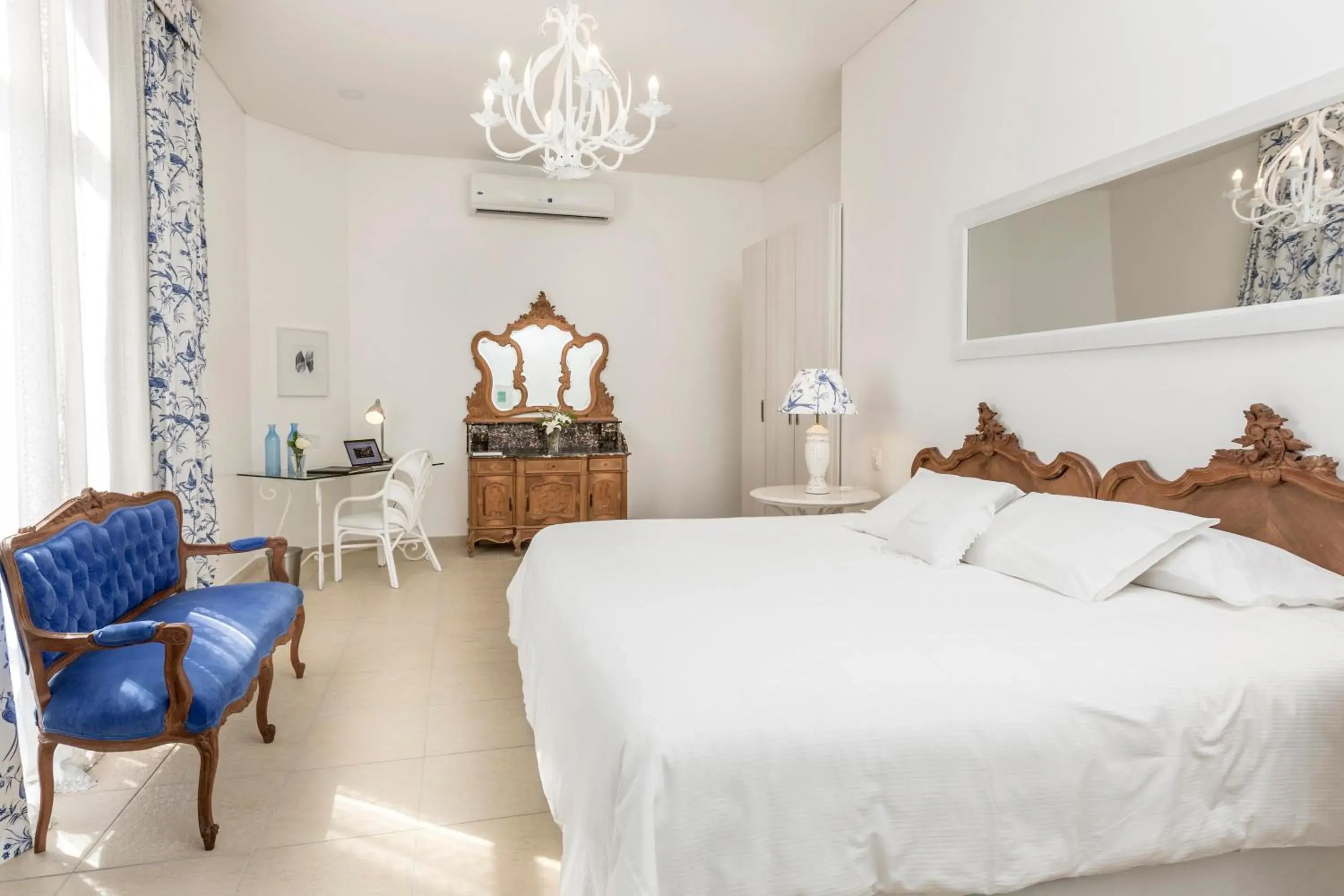 Photo of the whole room, Bed in La Mision Hotel Boutique Photo of the whole room, Bed in La Mision Hotel Boutique