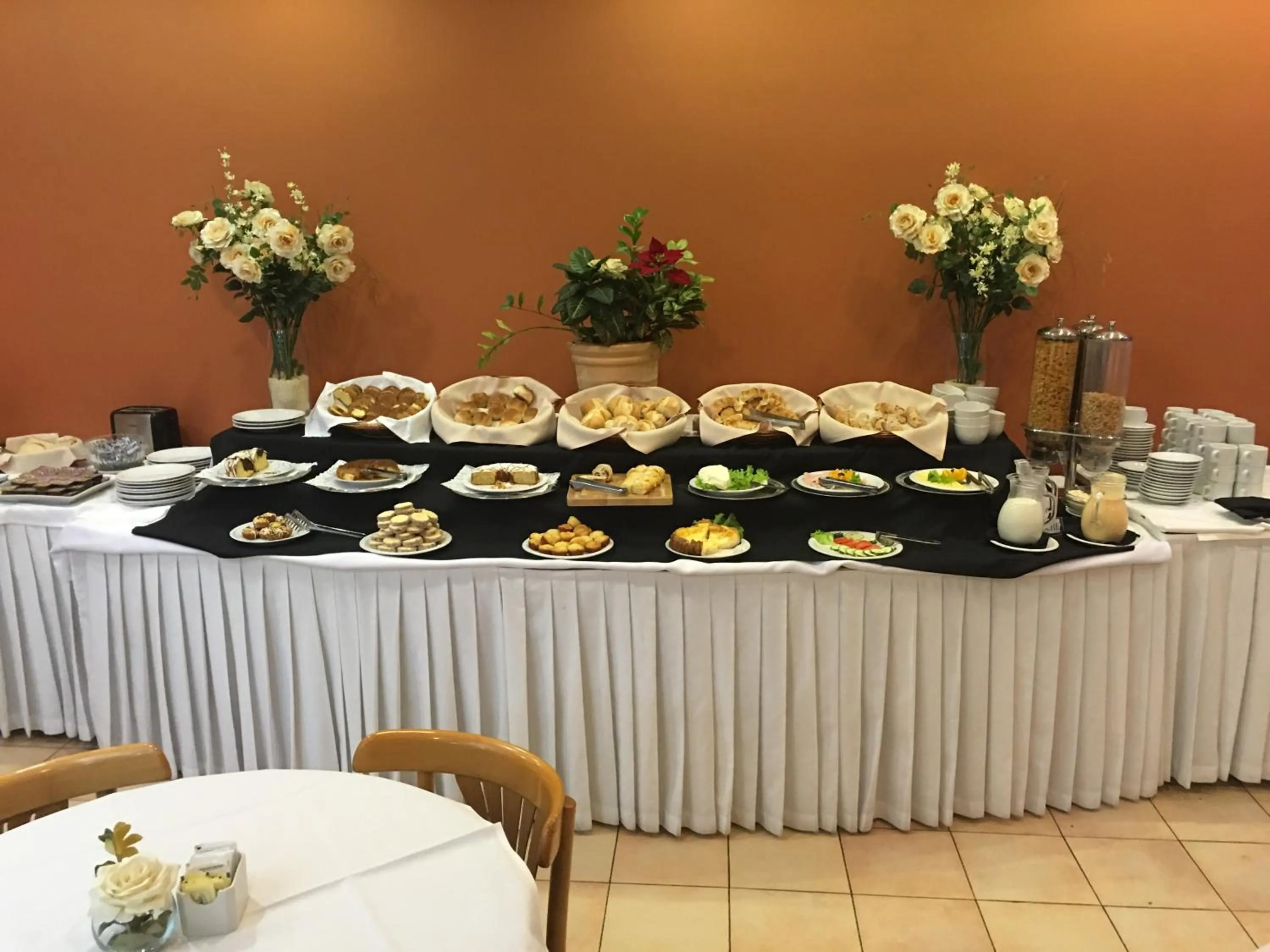 Restaurant/places to eat in Crystal Palace Hotel