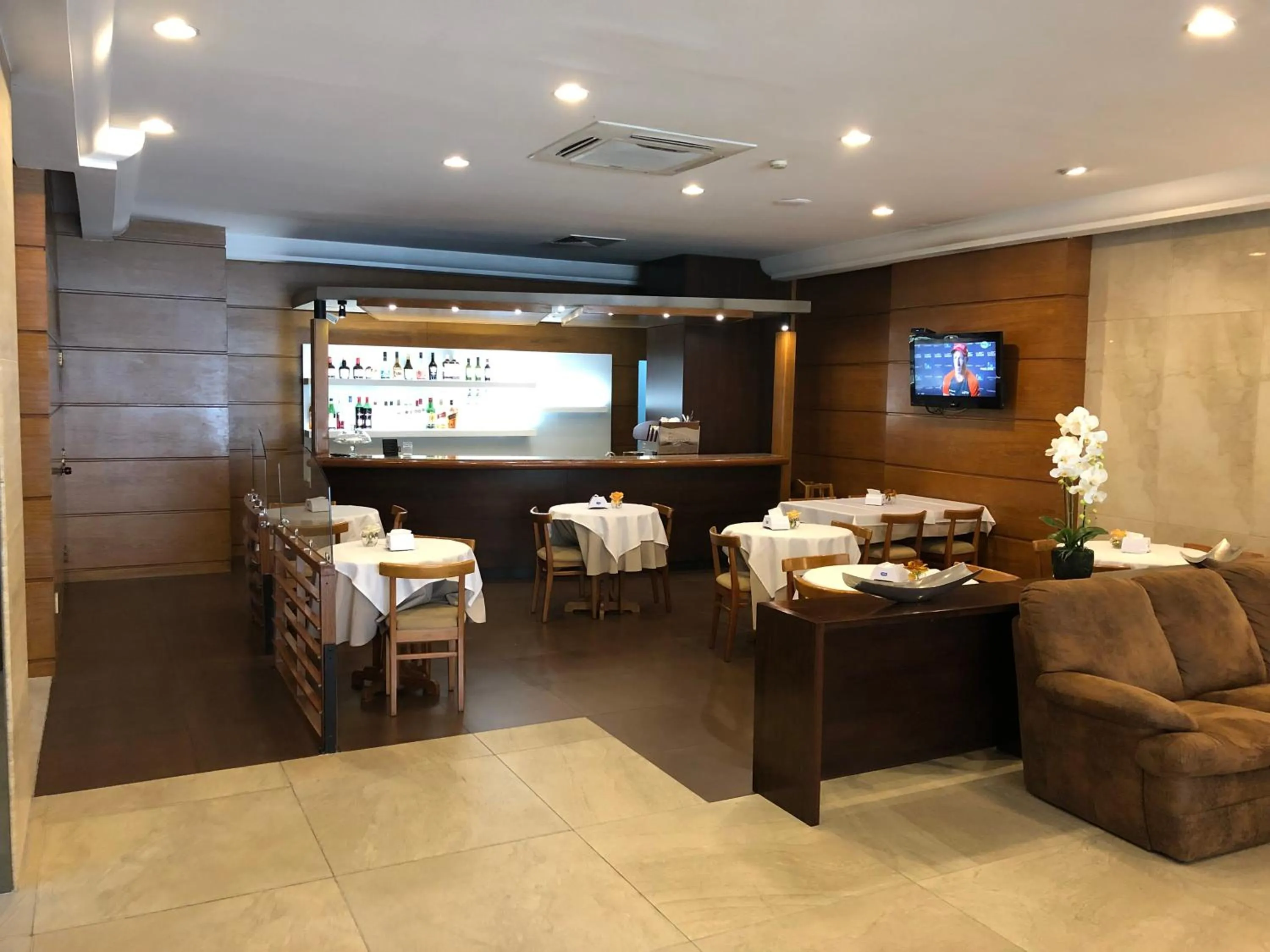 Communal lounge/ TV room in Crystal Palace Hotel