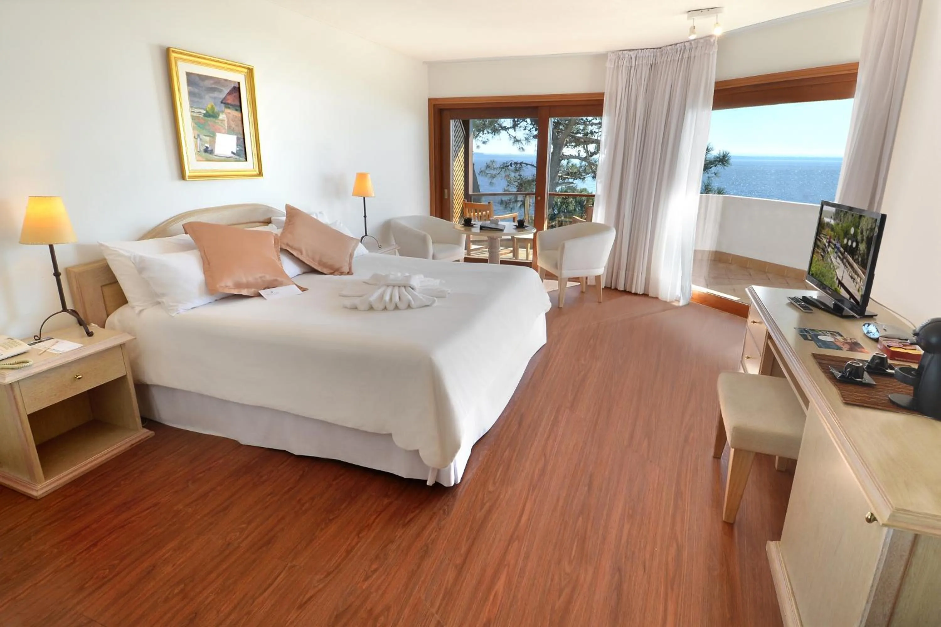 Photo of the whole room, Bed in Hotel del Lago Golf & Art Resort