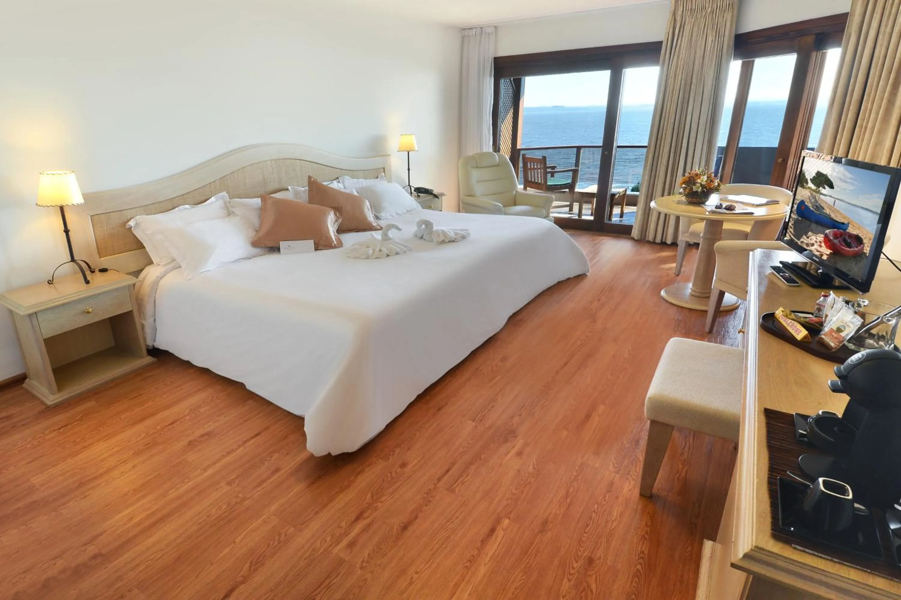 Photo of the whole room, Bed in Hotel del Lago Golf & Art Resort