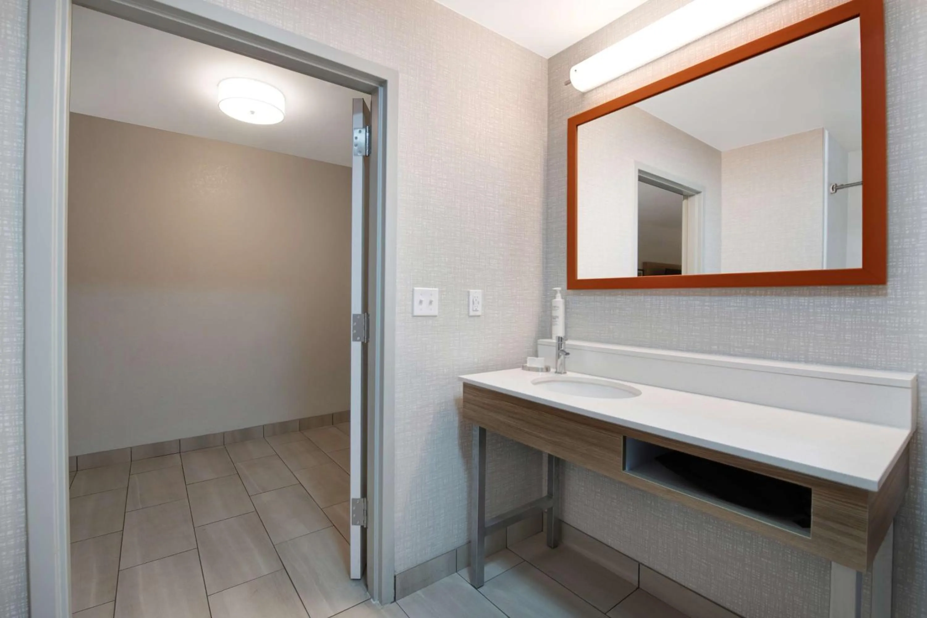 Bathroom in Hampton Inn Easley