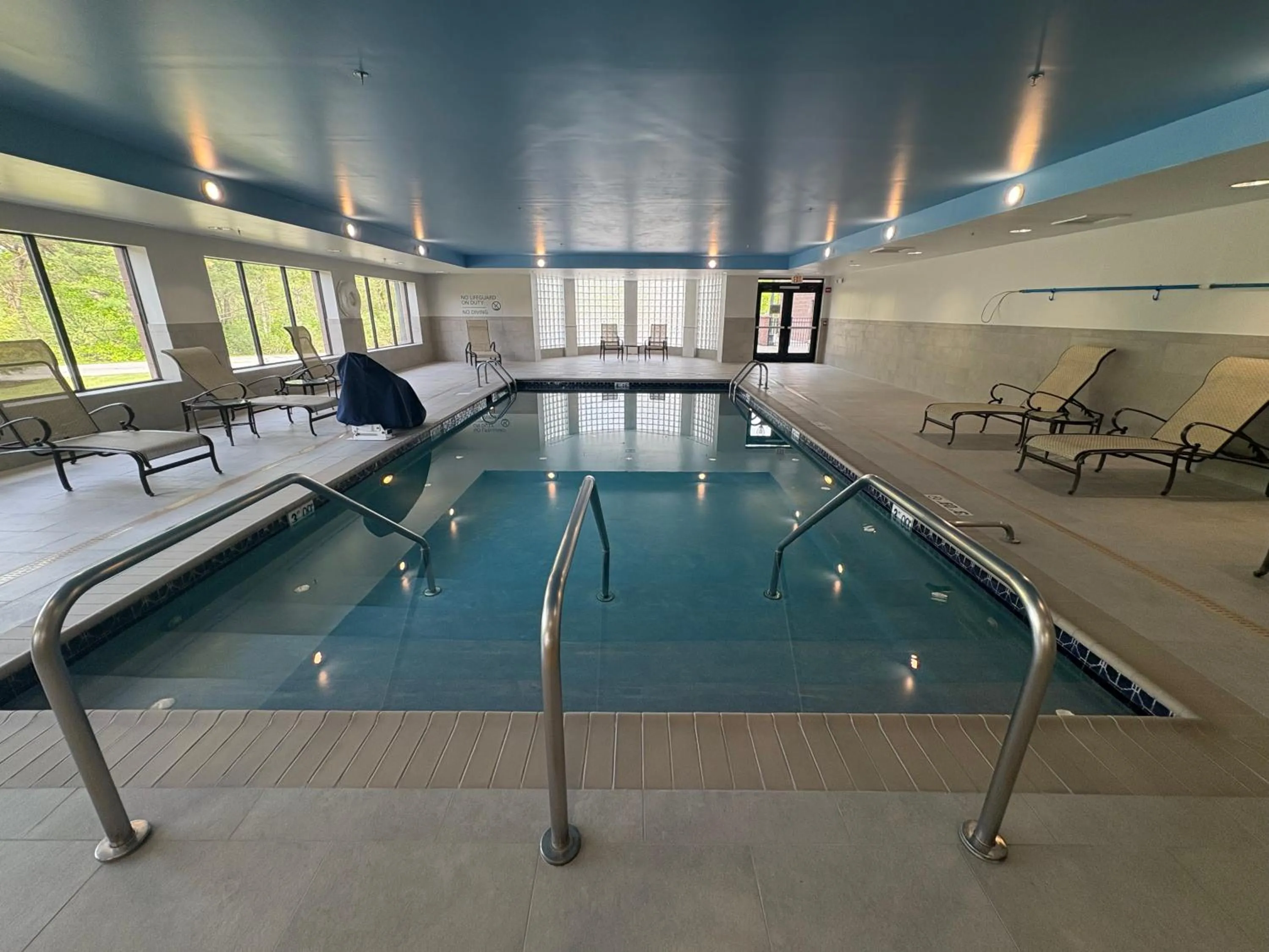 Swimming pool in Hampton Inn Bennington