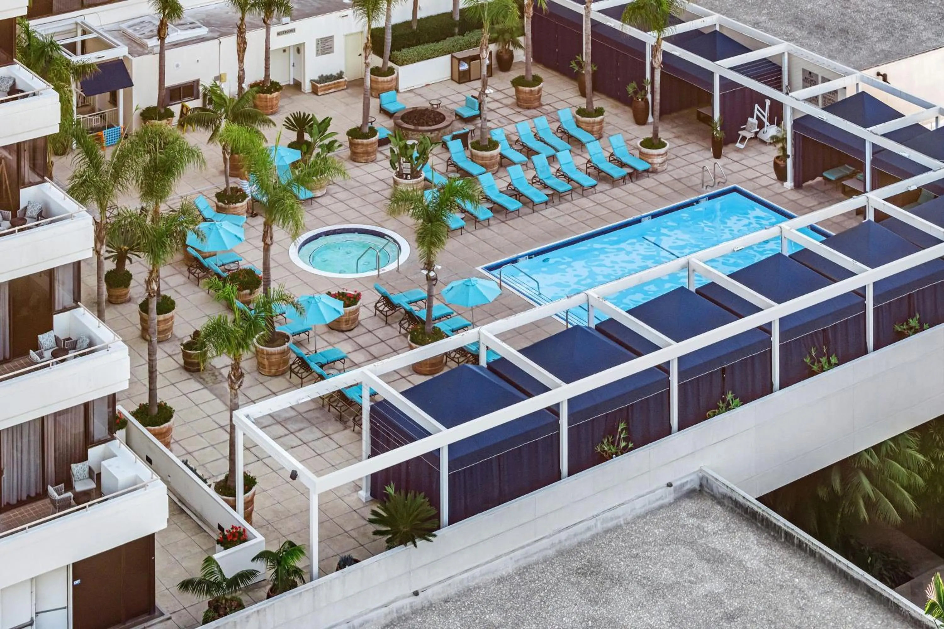 Swimming pool in Renaissance Newport Beach Hotel