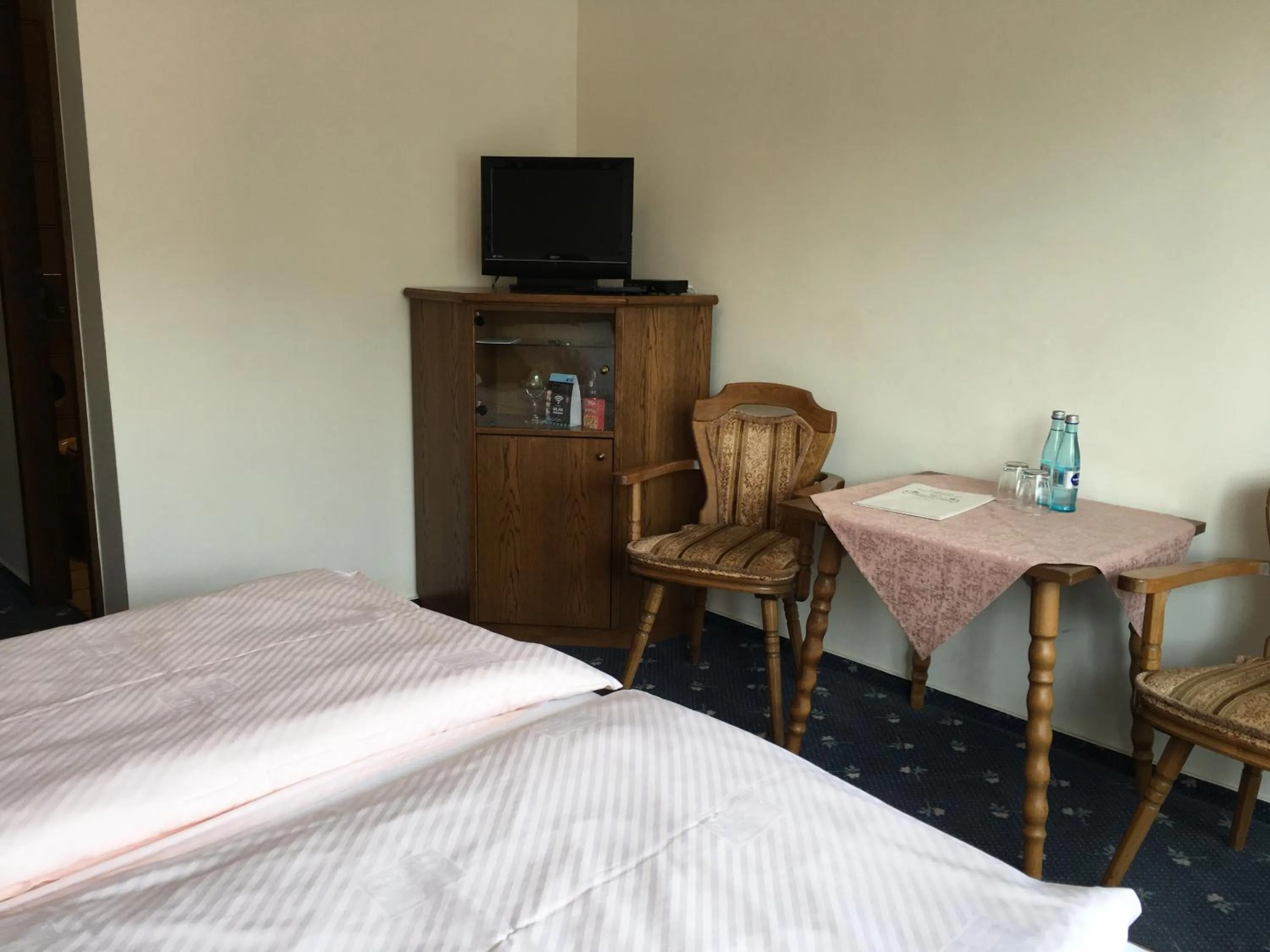 TV and multimedia, Bed in Gasthof zur Sonne Winzenhohl